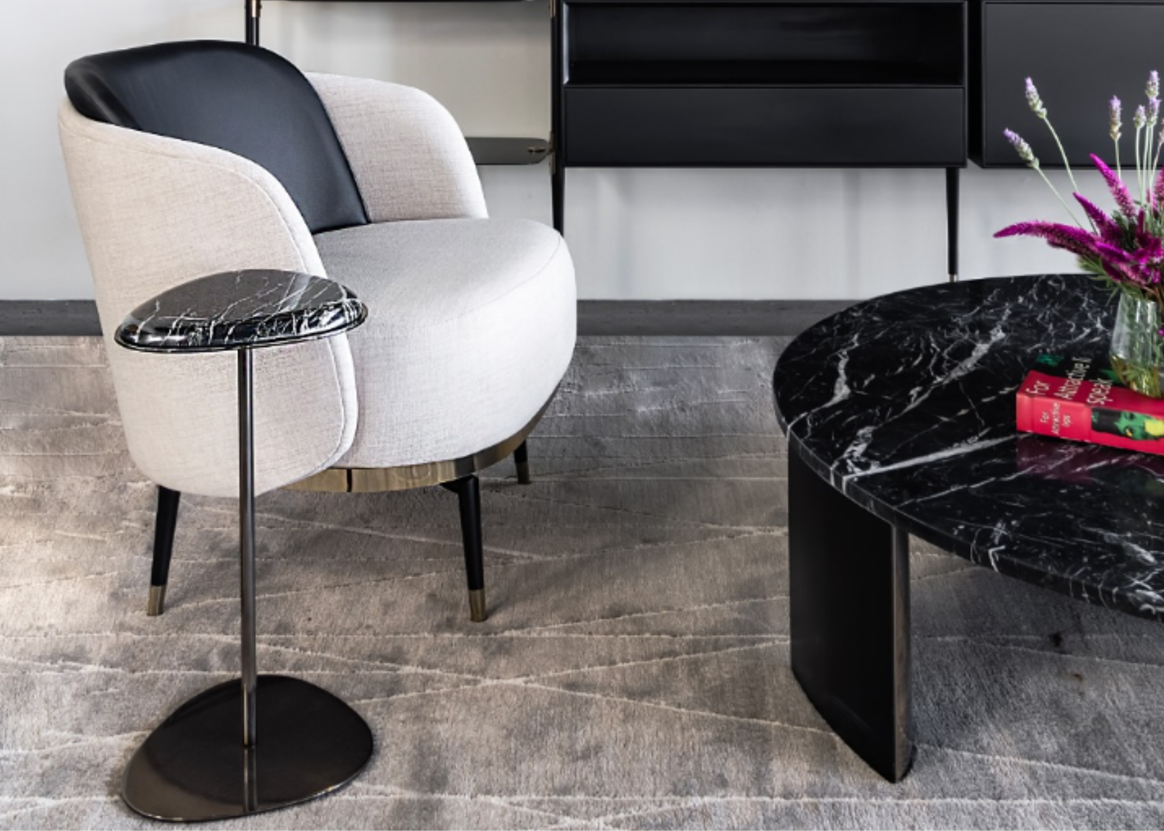 Poltrona giratória Havena com encosto em couríssimo preto, ideal para sala de estar elegante e sofisticada.