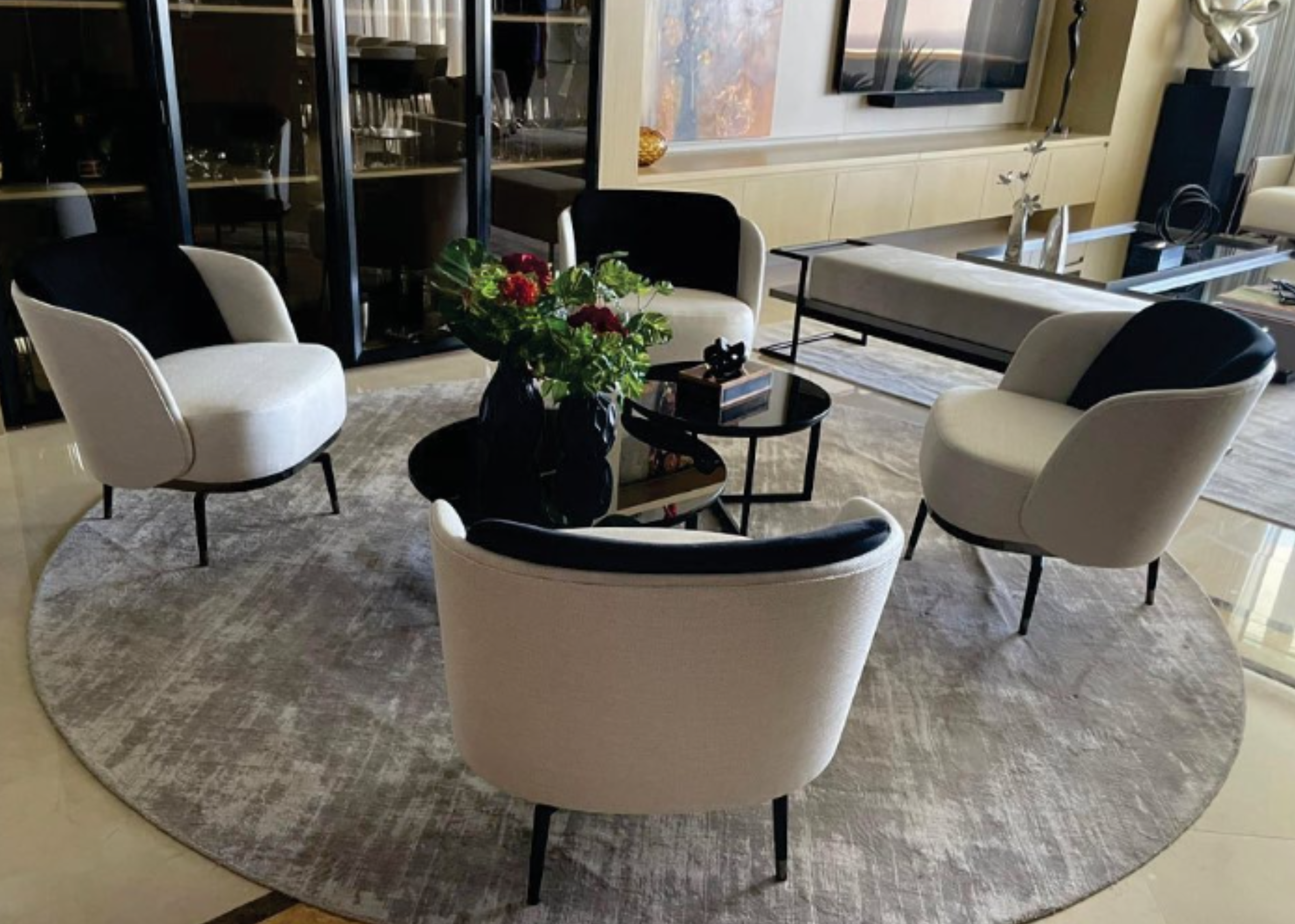 Poltrona giratória Havena com encosto em couríssimo preto, perfeita para sala de estar sofisticada com design moderno e elegante.