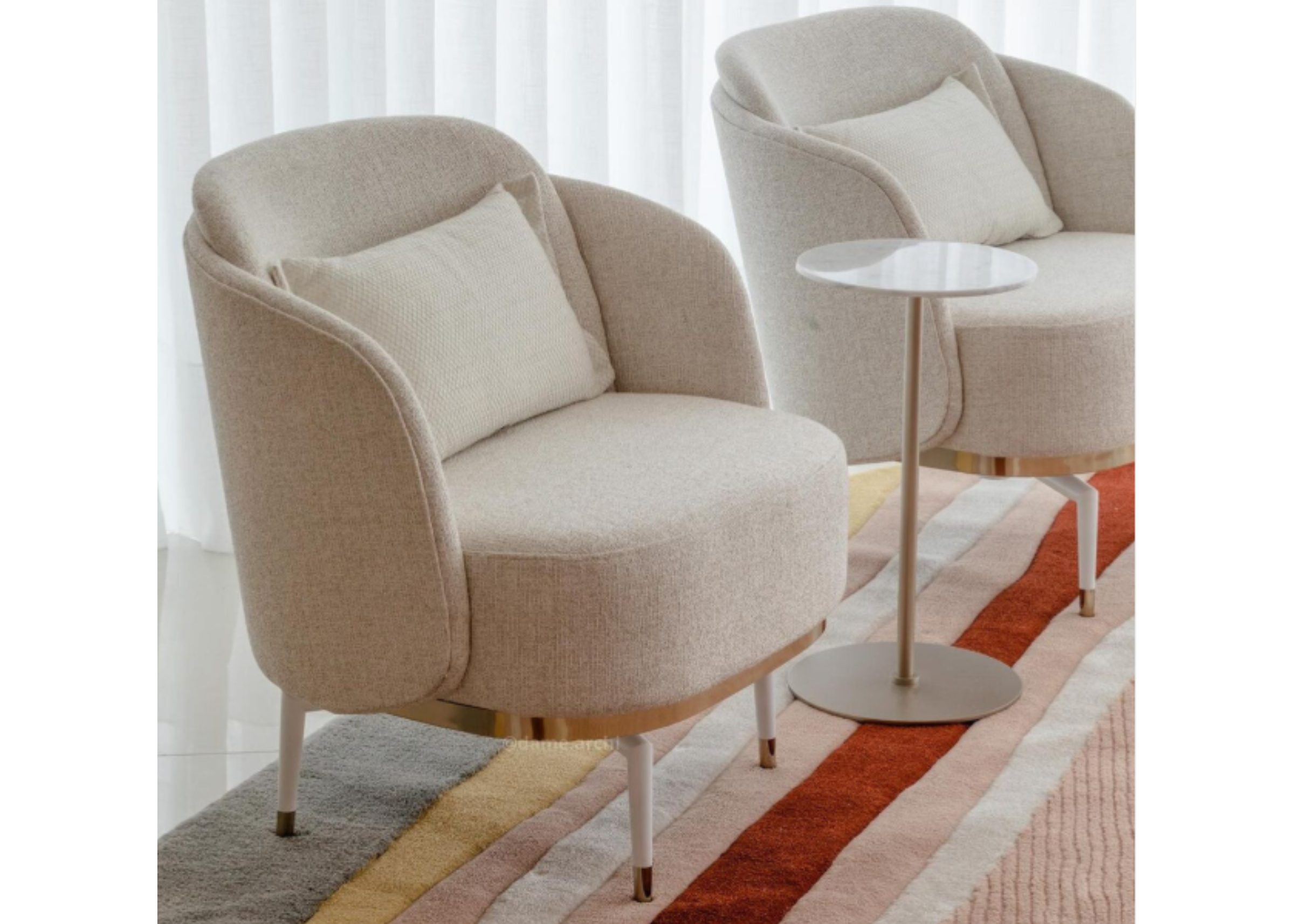 Poltrona giratória Havena em tecido linho off-white, ideal para compor uma sala aconchegante com elegância e conforto.