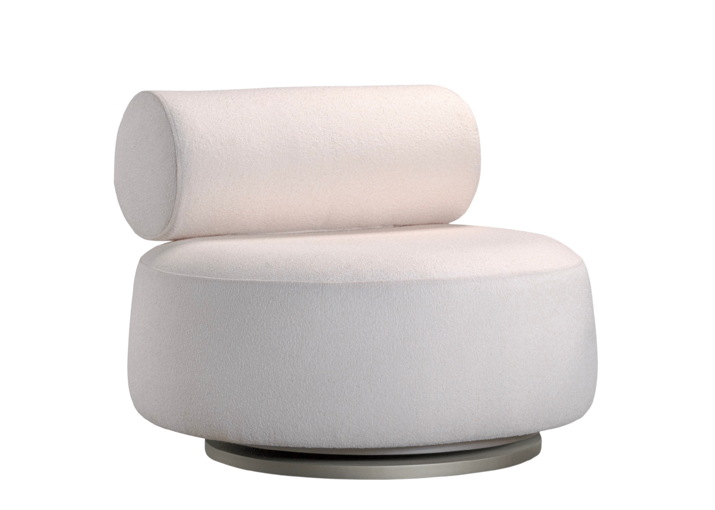 Poltrona Kenny giratória com revestimento em bouclé off white e base metalizada, apresentando design elegante e sofisticado, ideal para compor ambientes modernos e refinados.