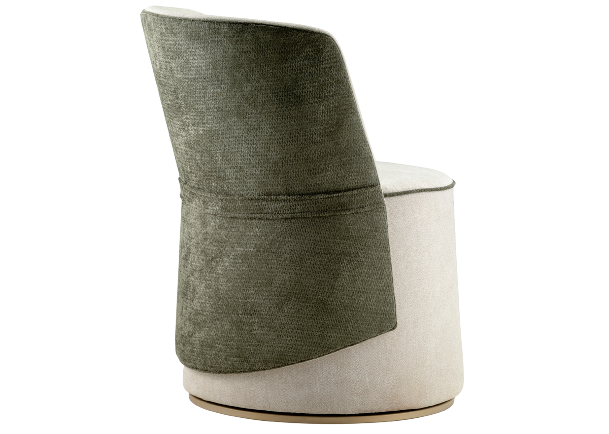 Poltrona giratória Prisma com encosto em tecido verde, apresentando design elegante e sofisticado, ideal para compor ambientes modernos e refinados.
