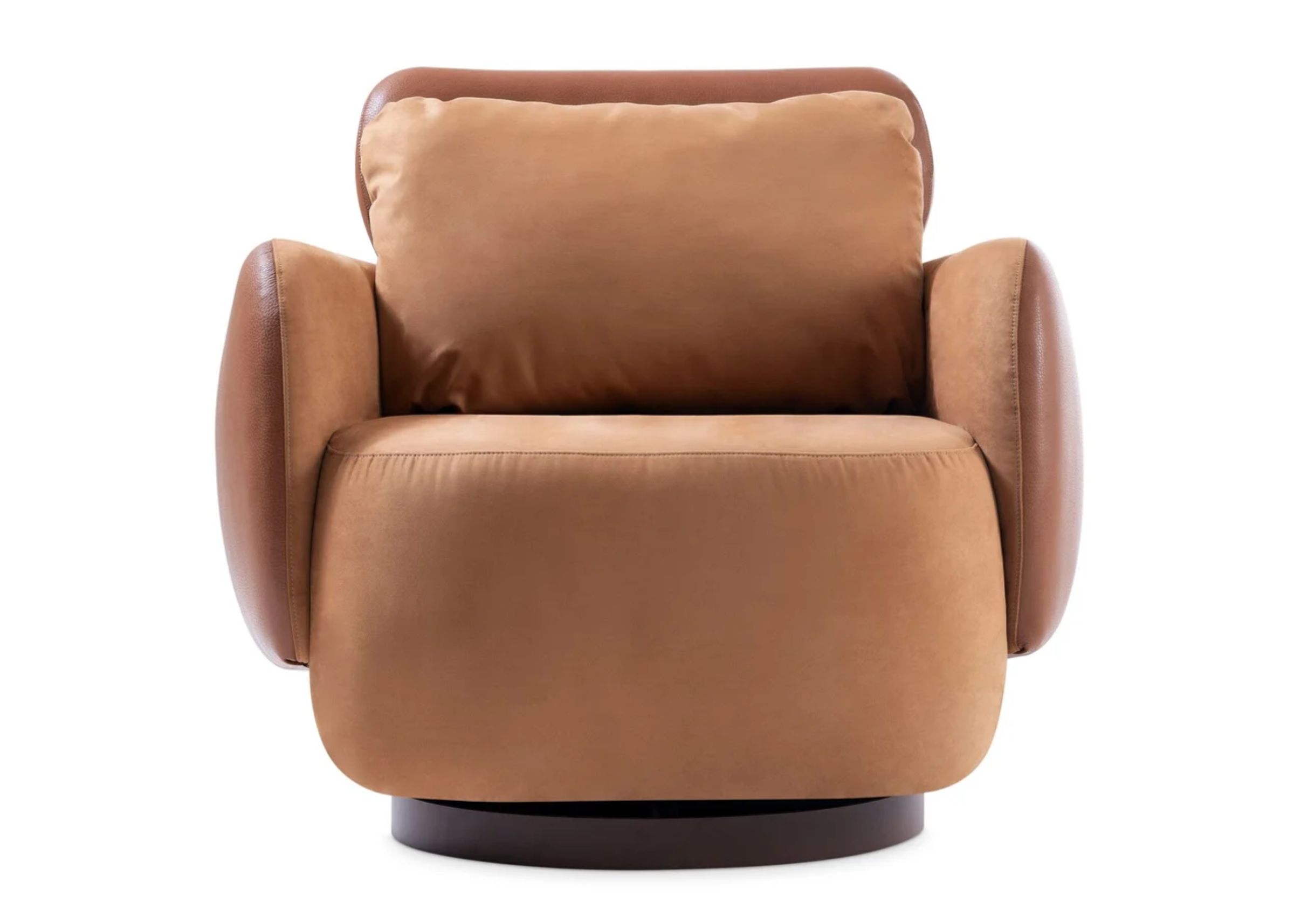 Poltrona Giratória Jasmin para sala de estar com estofamento generoso em tecido couríssimo marrom, oferecendo conforto e elegância ao ambiente.