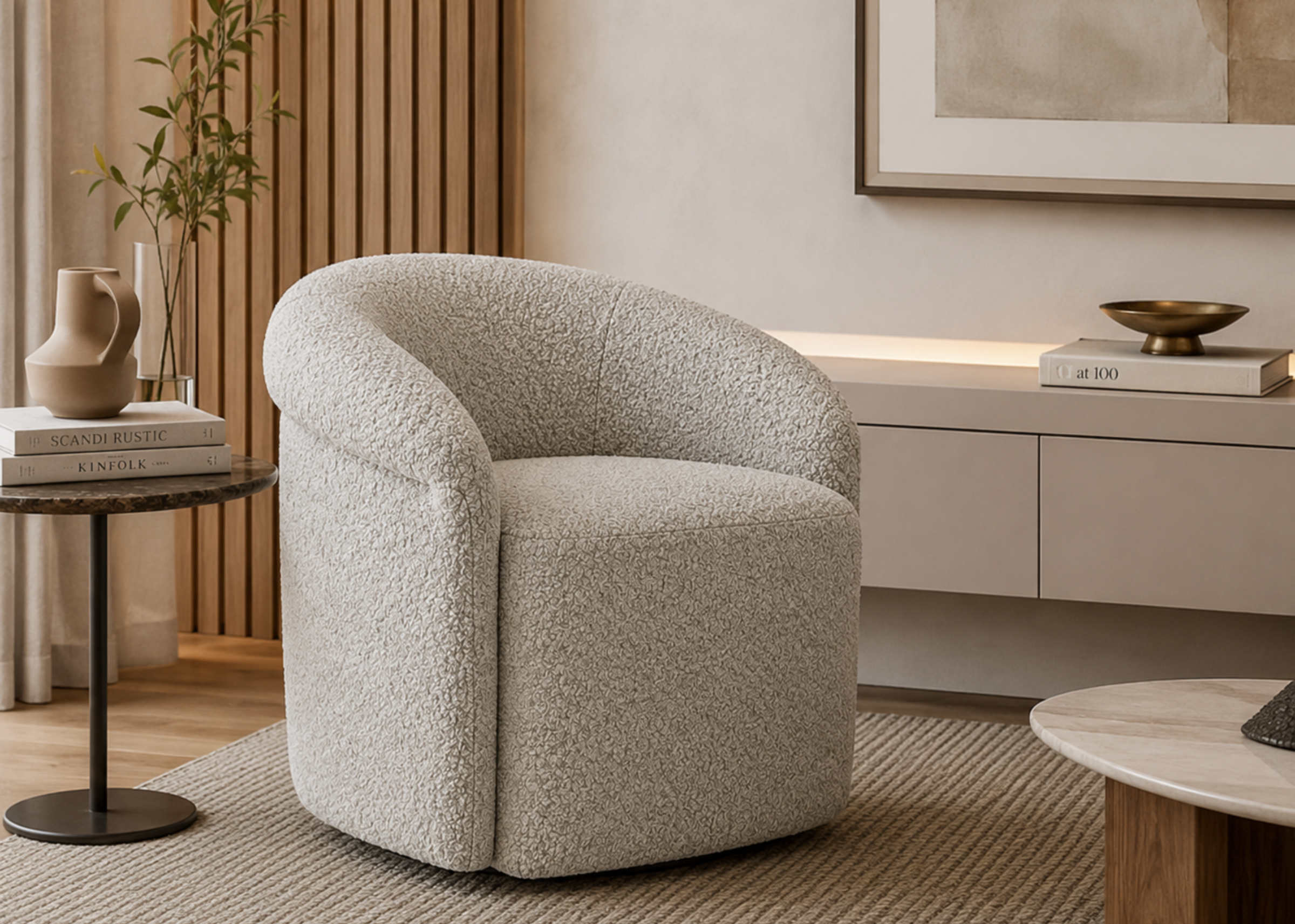 Poltrona giratória Sedersi totalmente revestida em bouclé off white, ideal para compor ambientes elegantes e acolhedores.