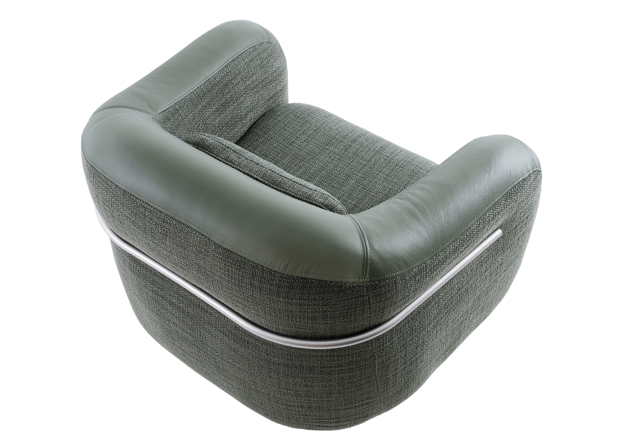 Poltrona Gommo com base giratória, revestimento em linho verde e detalhe metálico no encosto, ideal para compor ambientes modernos e elegantes.