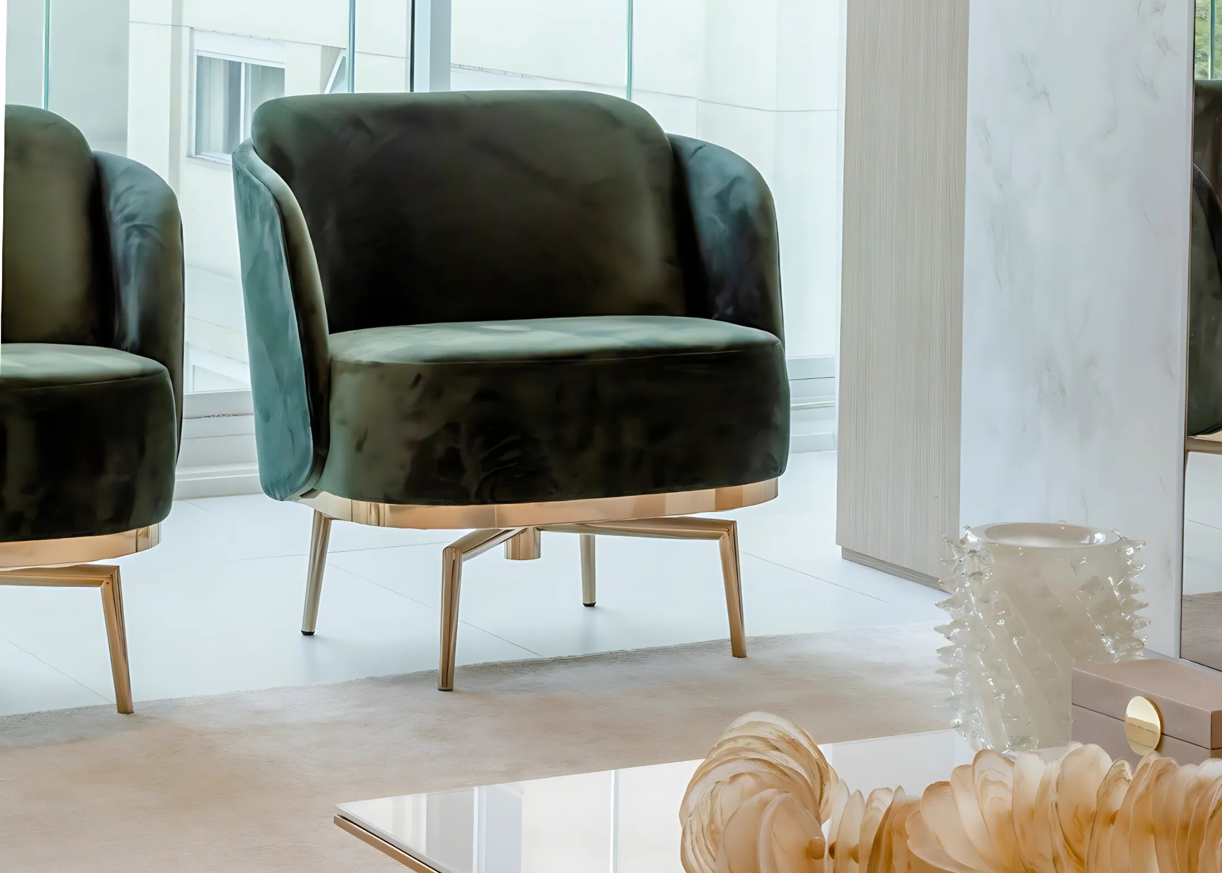 Poltrona Havena em veludo verde com base em inox golden, design elegante e sofisticado. Ideal para ambientes modernos e luxuosos.
