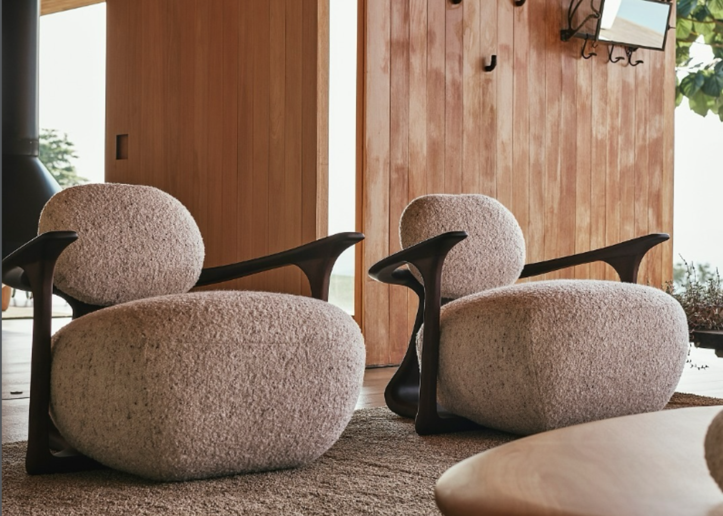 Poltrona Ícone em ambiente sofisticado, transmitindo leveza visual, conforto e design elegante para salas de estar contemporâneas.