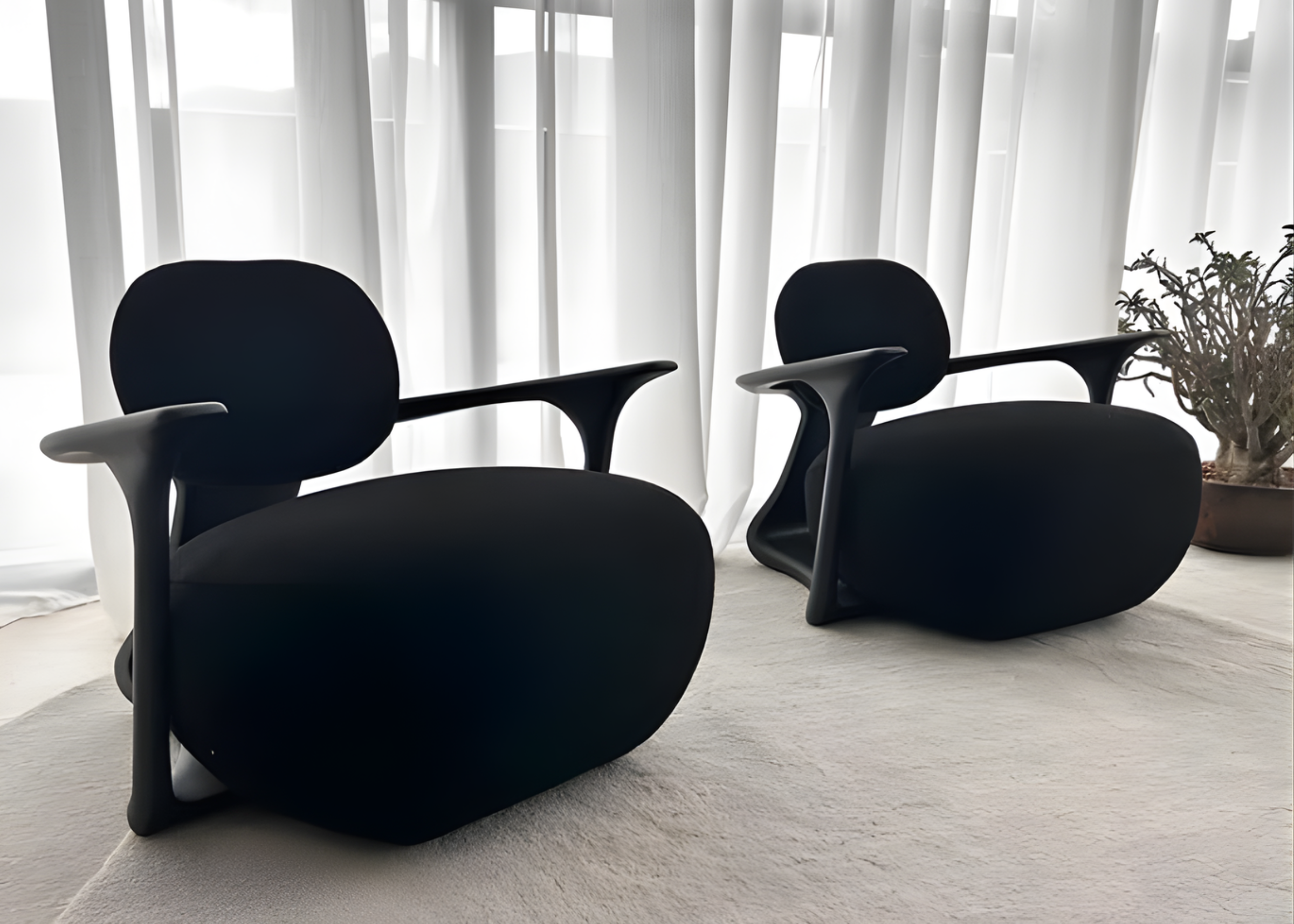 Poltrona Ícone com base em madeira tingida preta e revestimento em tecido preto, apresentando visual sofisticado e design elegante para ambientes contemporâneos.