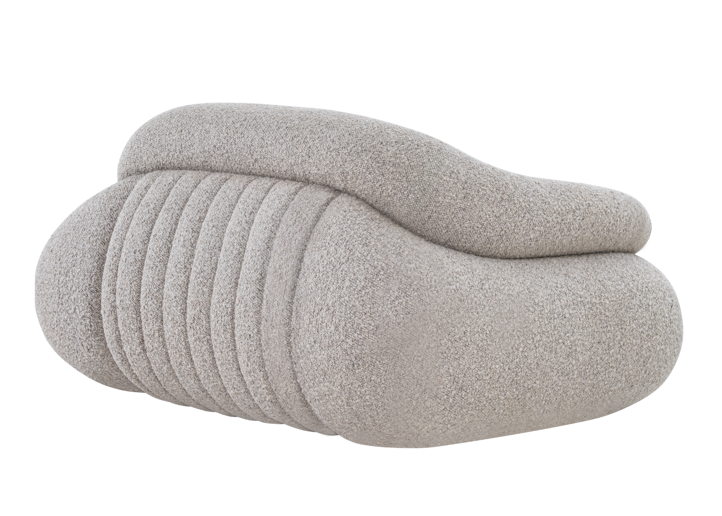 Poltrona Jubarte com costas e detalhes em contornos elegantes, destacando design sofisticado e conforto para salas de estar.