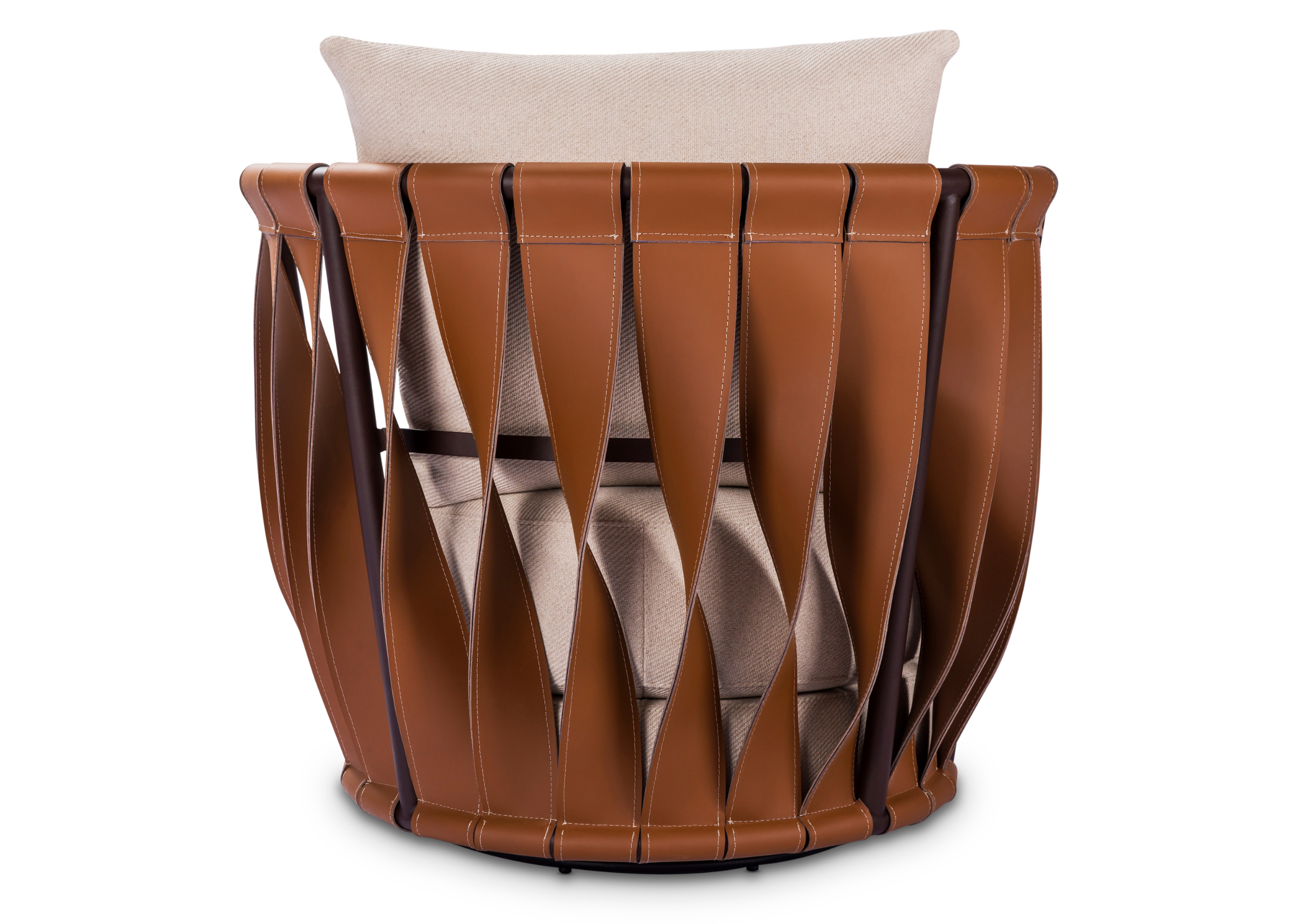 Poltrona Lattice com detalhes nas costas e revestimento em couro caramelo, com design contemporâneo ideal para ambientes elegantes e sofisticados.