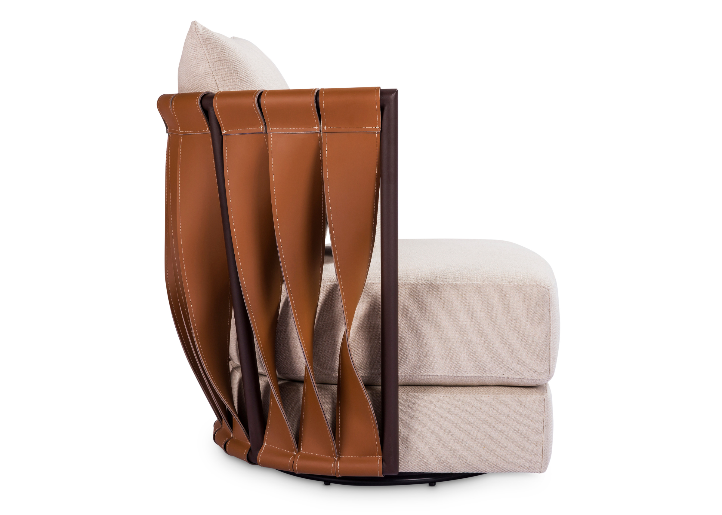 Poltrona Lattice em vista lateral, com design elegante e sofisticado, ideal para compor ambientes modernos e refinados.