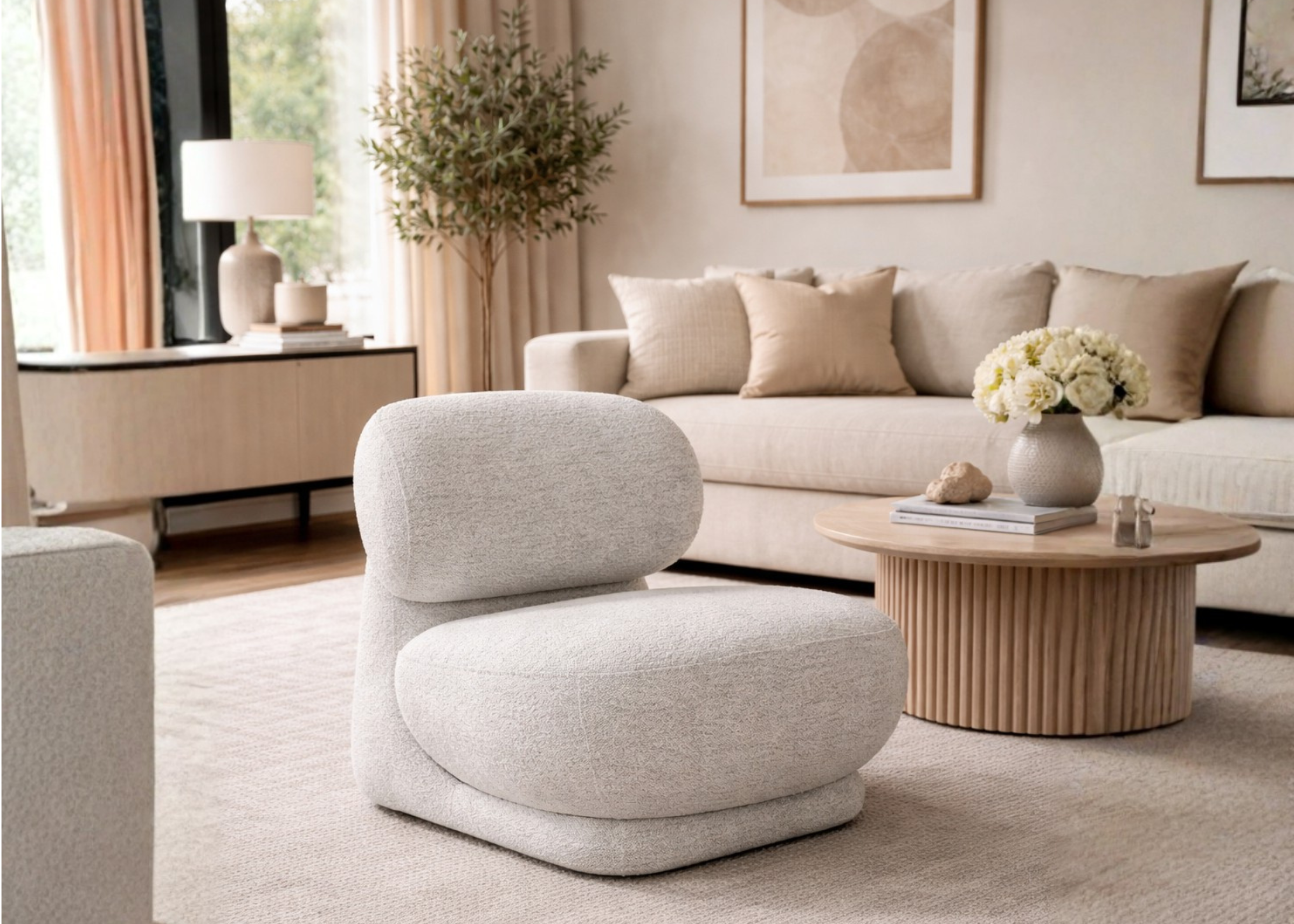 Poltrona Lofty em sala contemporânea e elegante, revestida em tecido bouclé cinza, ideal para ambientes sofisticados e acolhedores.