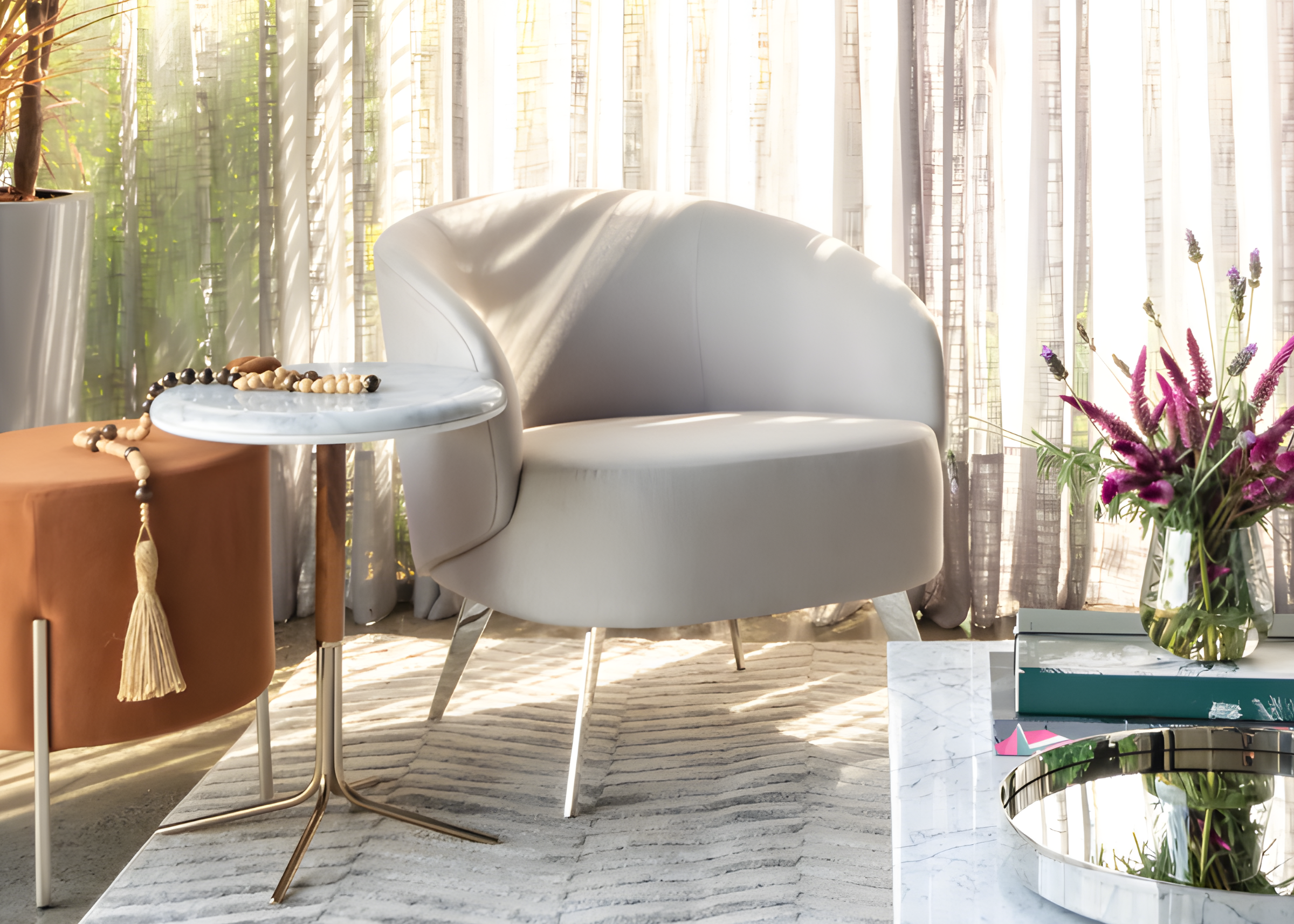 Poltrona Lola sofisticada para sala de estar, estofada em tecido off-white, unindo conforto e elegância ao ambiente.