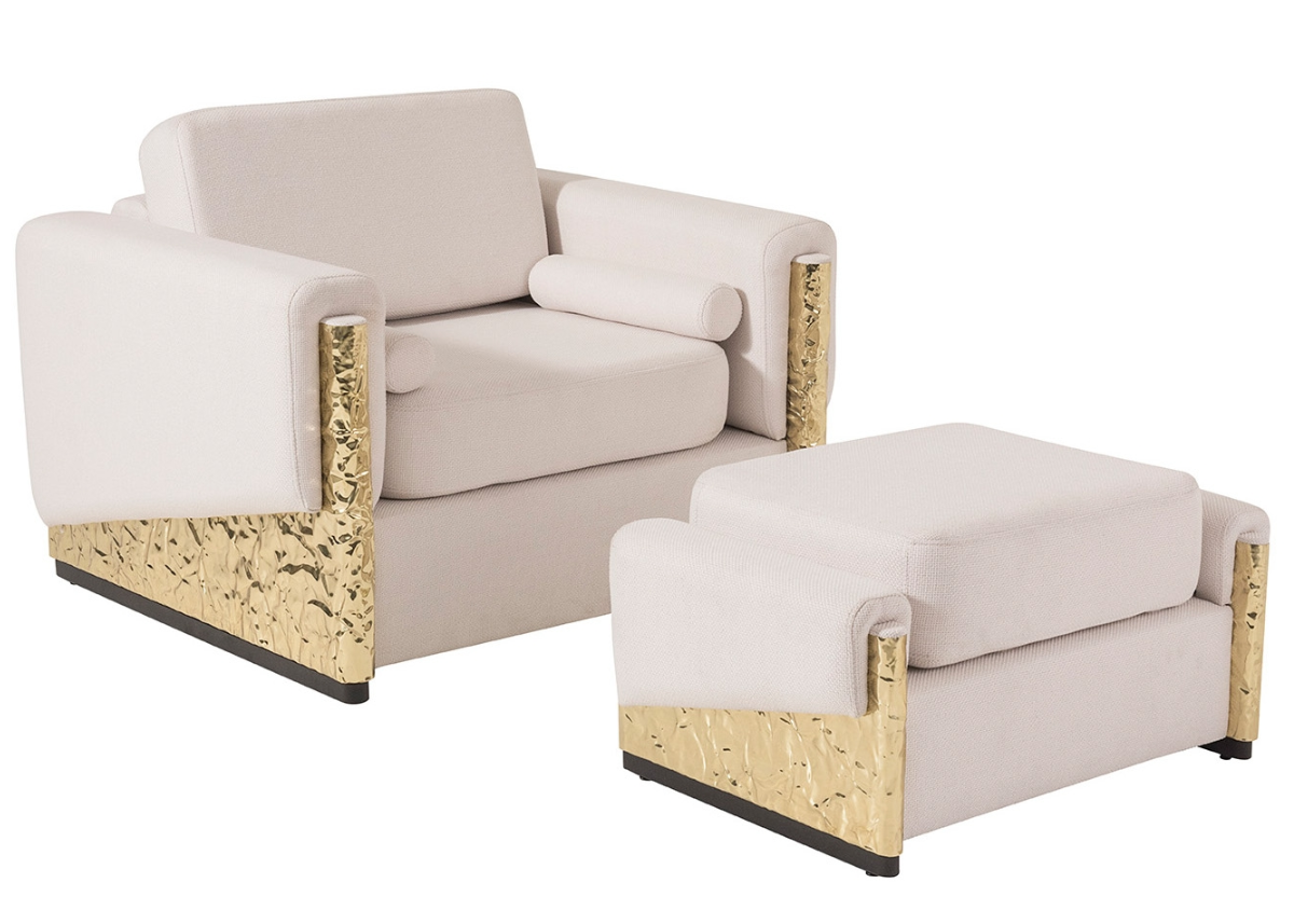 Poltrona Luxor em latão com puff e revestimento off white, apresentando design elegante e confortável, ideal para compor ambientes sofisticados e acolhedores.