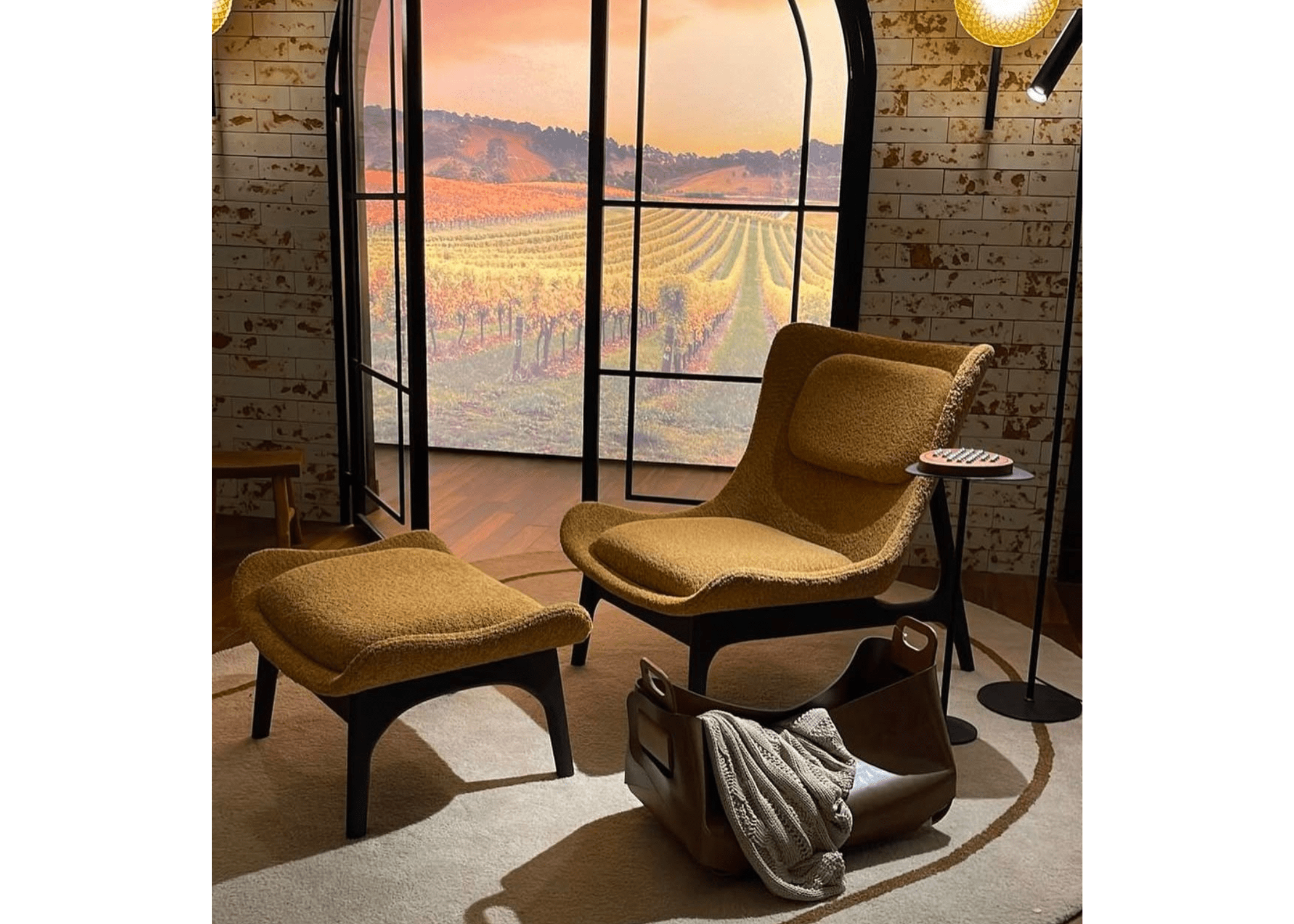 Poltrona luxuosa modelo Eva para sala de estar, revestida com tecido de alto padrão, design sofisticado e refinado.