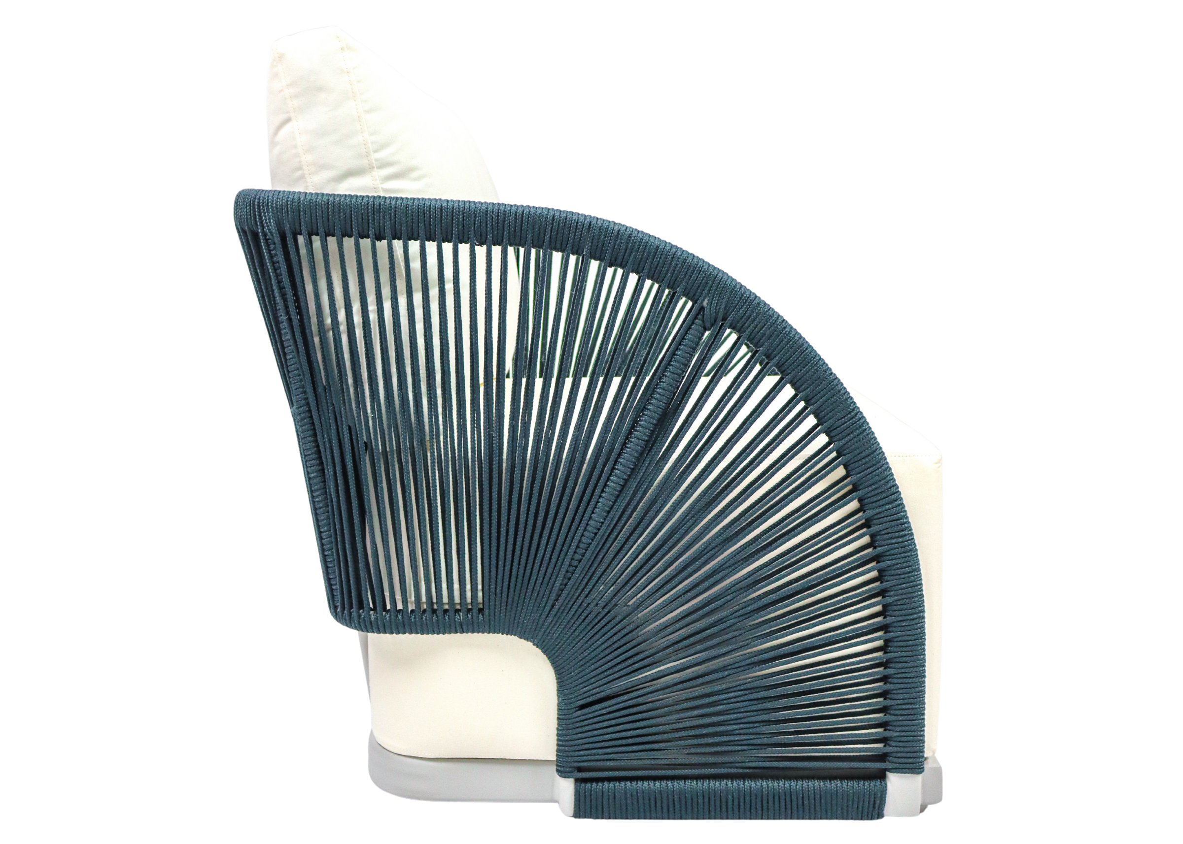 Poltrona Maré para área externa com design moderno, estrutura resistente e revestimento em corda náutica, perfeita para composições externas contemporâneas.