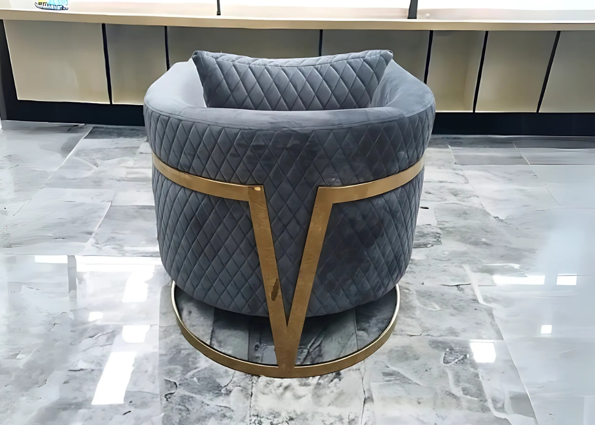 Poltrona Versace com estrutura em aço inox e estofado elegante. Peça sofisticada e luxuosa, ideal para compor ambientes modernos e requintados.