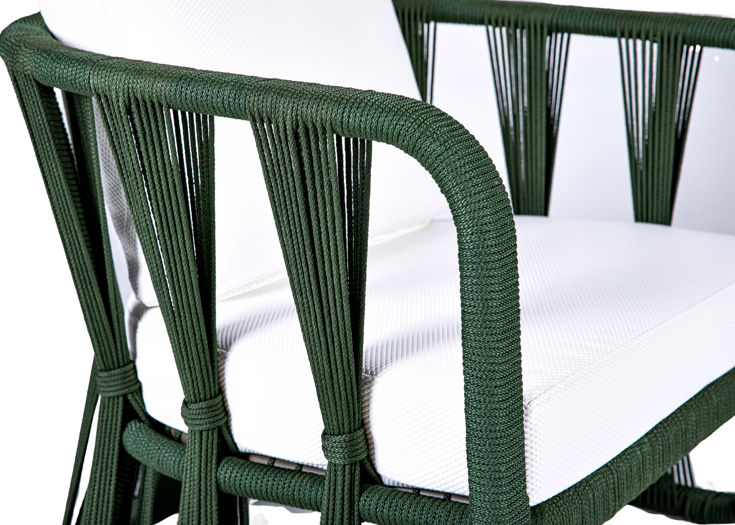 Poltrona moderna para área externa com revestimento impermeável modelo Emília. Móvel para uso externo.