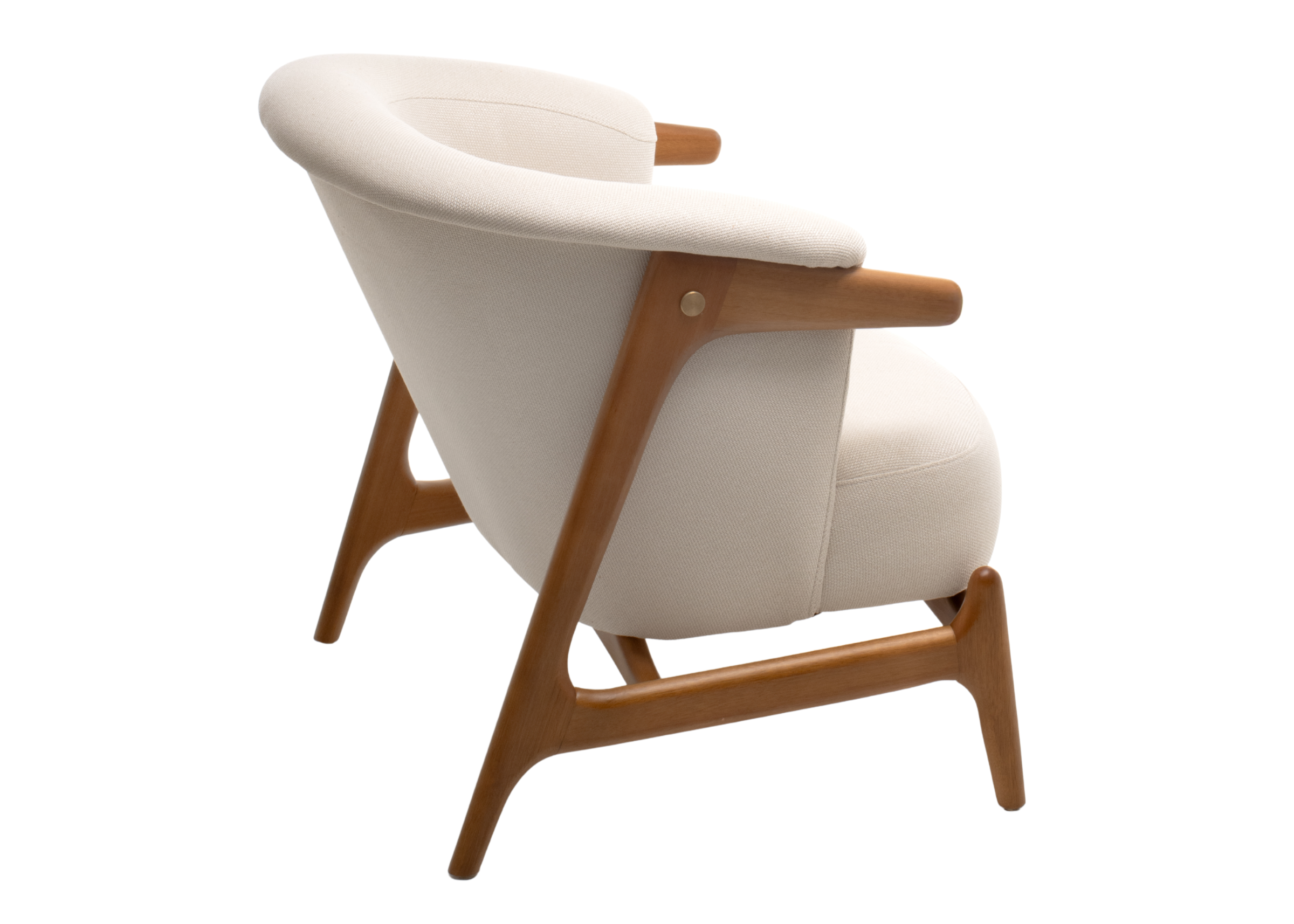 Poltrona moderna modelo Ninho para sala de estar, revestida em linho rústico e base em madeira, ideal para ambientes acolhedores e elegantes.