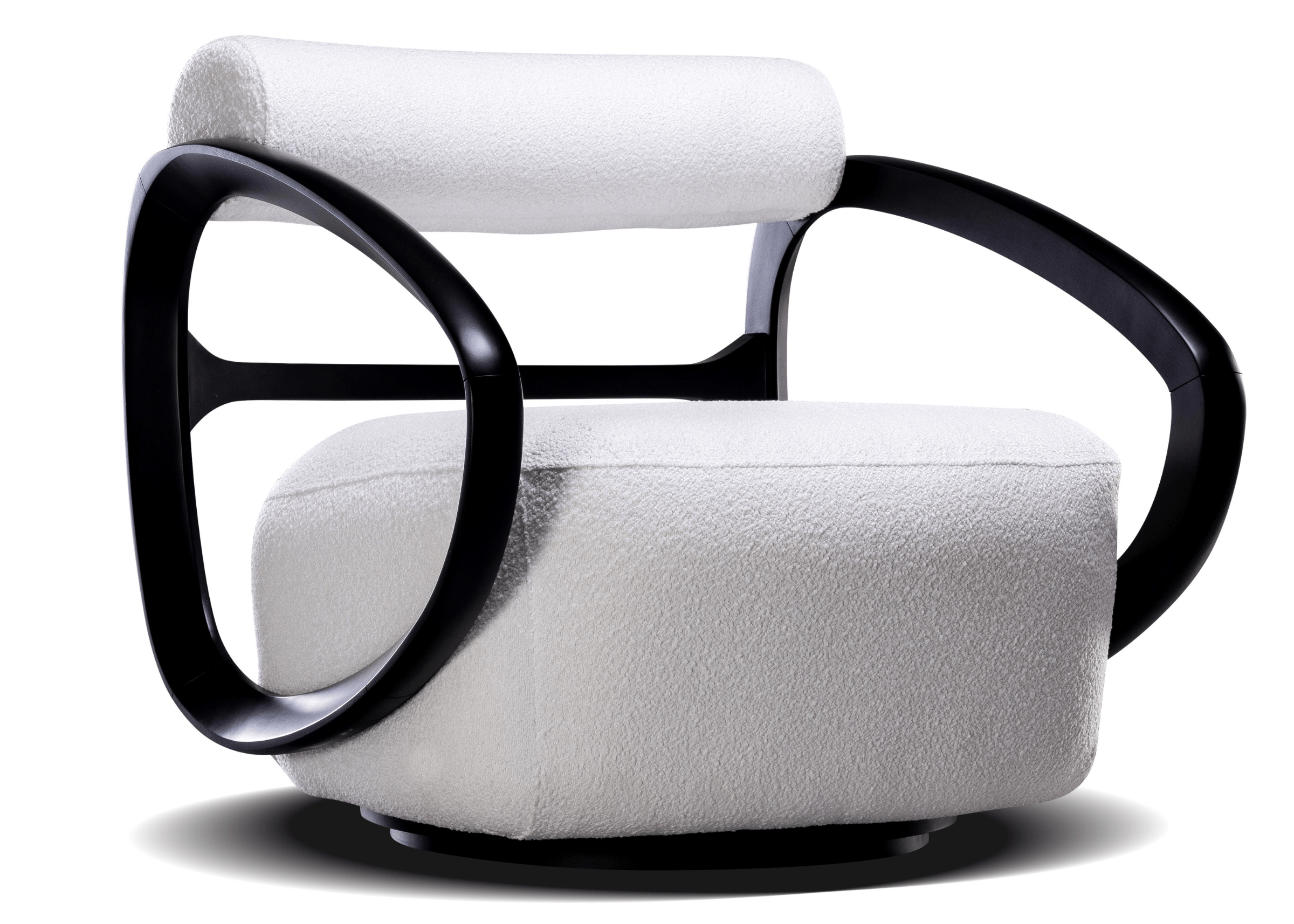Poltrona orgânica em bouclé branco com braços vazados. Design aconchegante e contemporâneo para salas de estar ou ambientes de leitura.