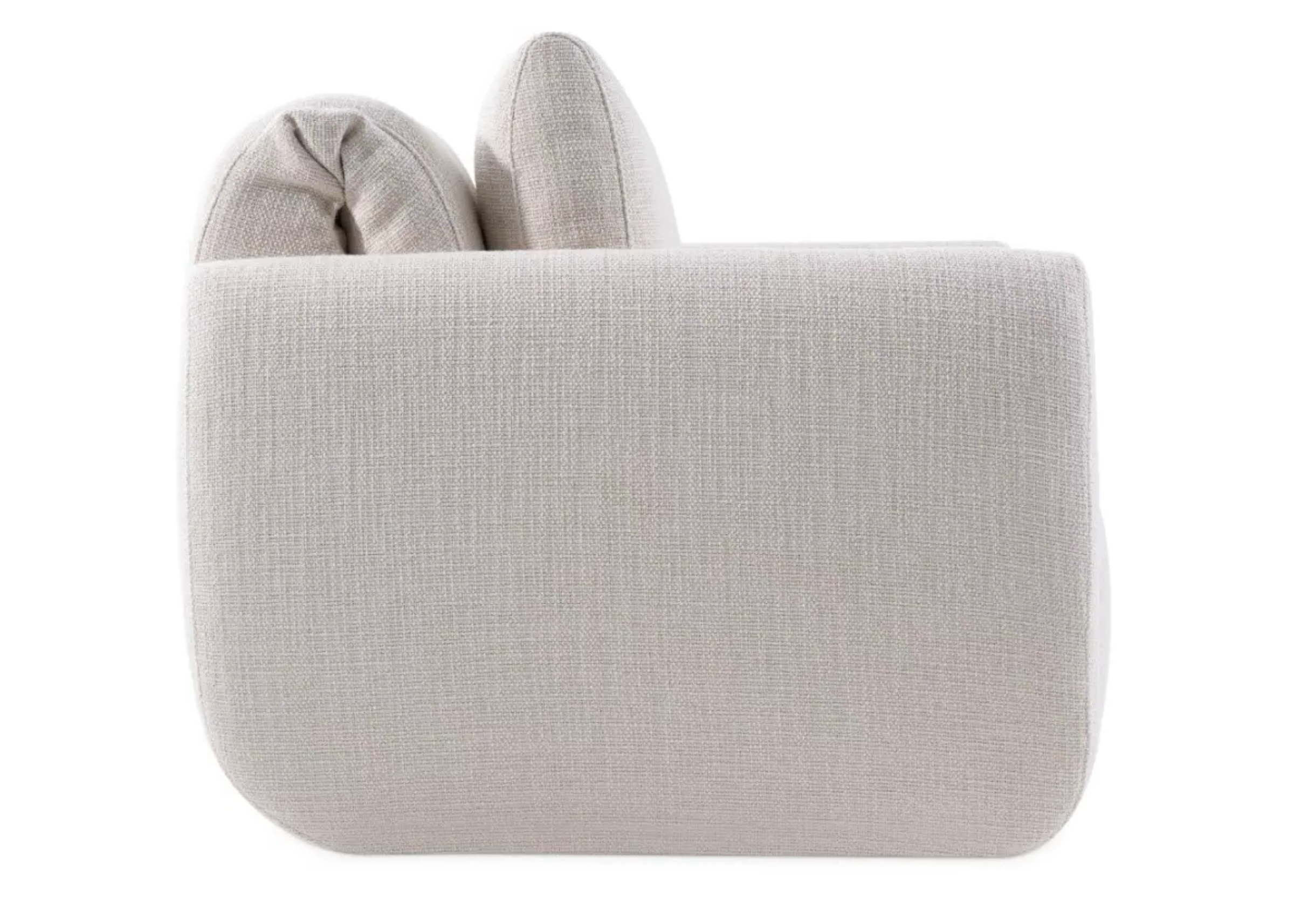 Poltrona Drica para sala de estar com detalhe lateral refinado em tecido linho, oferecendo um design luxuoso e sofisticado para o ambiente.