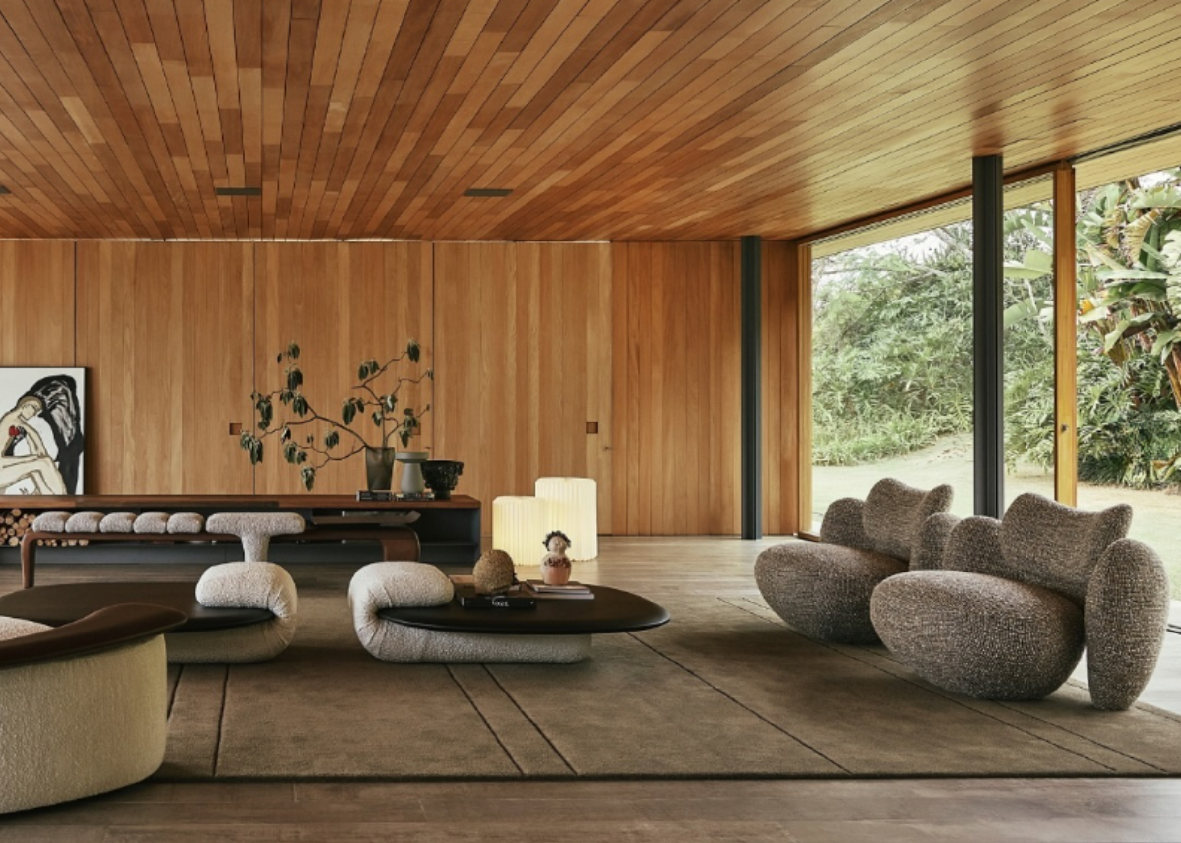 Poltrona Scala em sala de estar com ambiente sofisticado, unindo conforto, elegância e design contemporâneo.