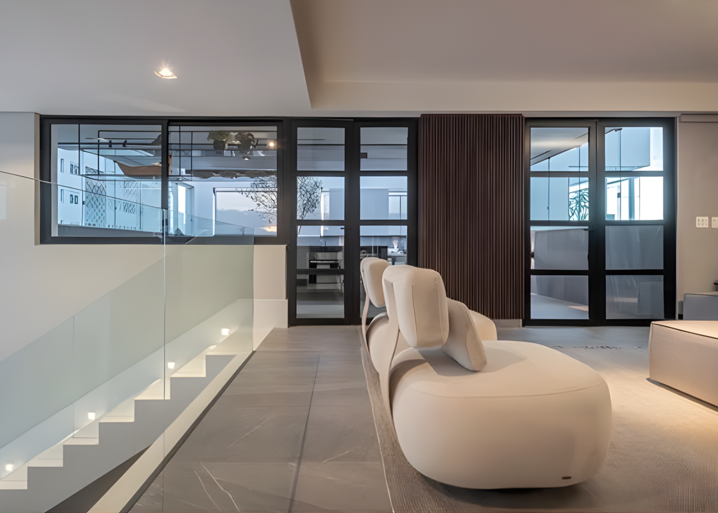 Poltrona Tonda toda em off white, destacando elegância e conforto em sala moderna com design sofisticado.