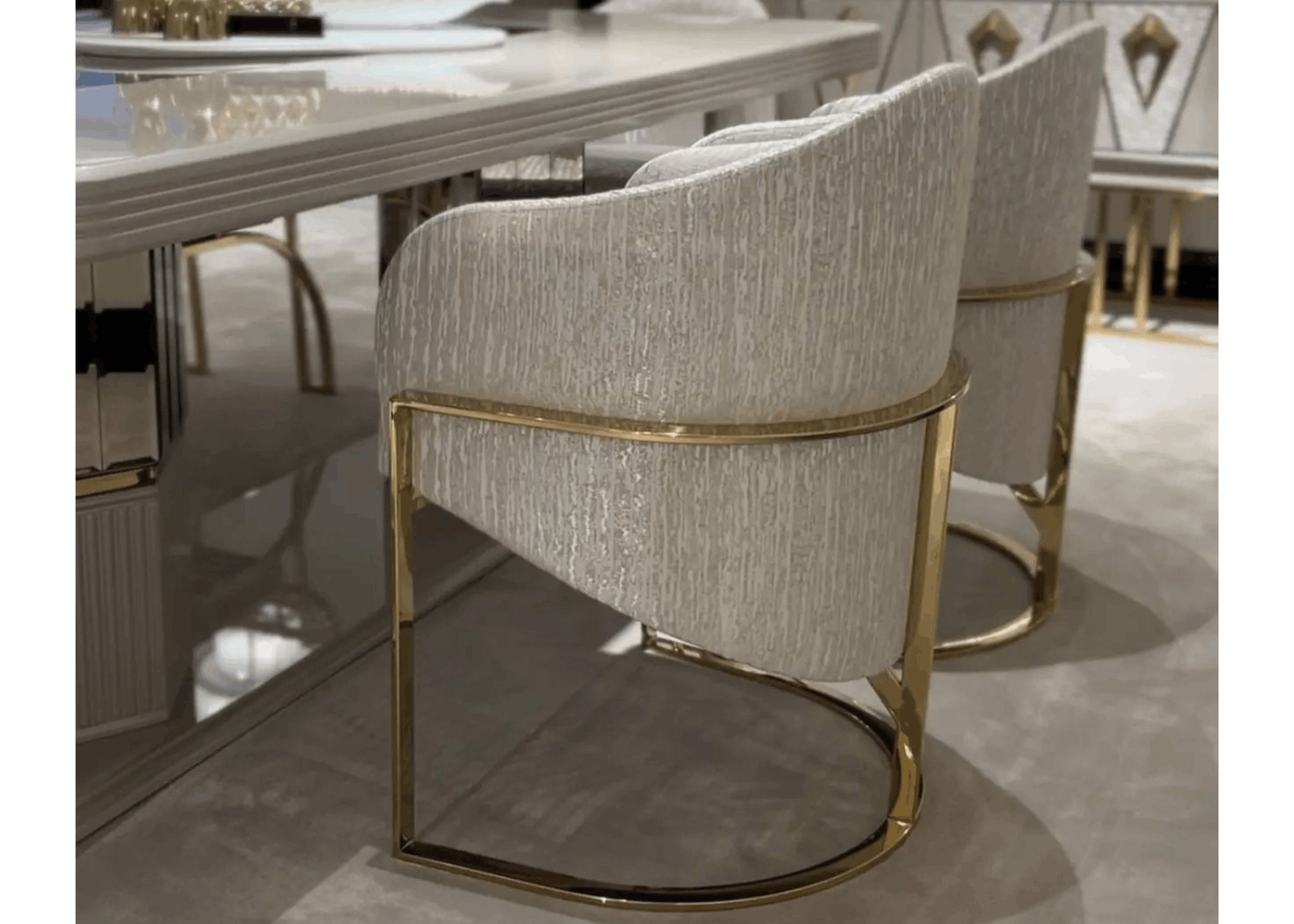 Detalhe traseiro da Poltrona Tulip com encosto curvo estofado e base em aço inox dourado, peça sofisticada para ambientes elegantes.