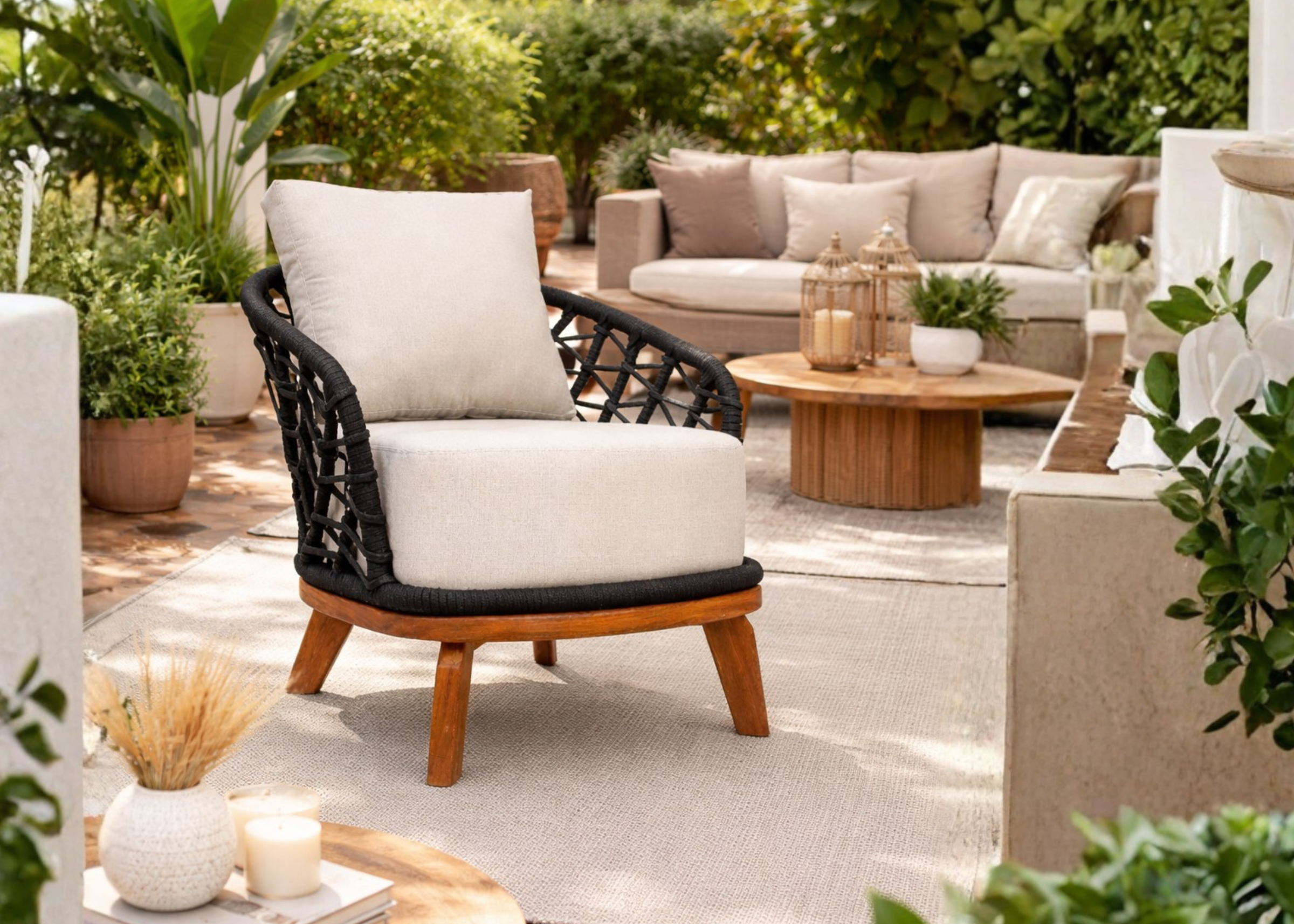 Poltrona Ventania para área externa com corda náutica preta e base em madeira cumaru. Móvel para uso externo.
