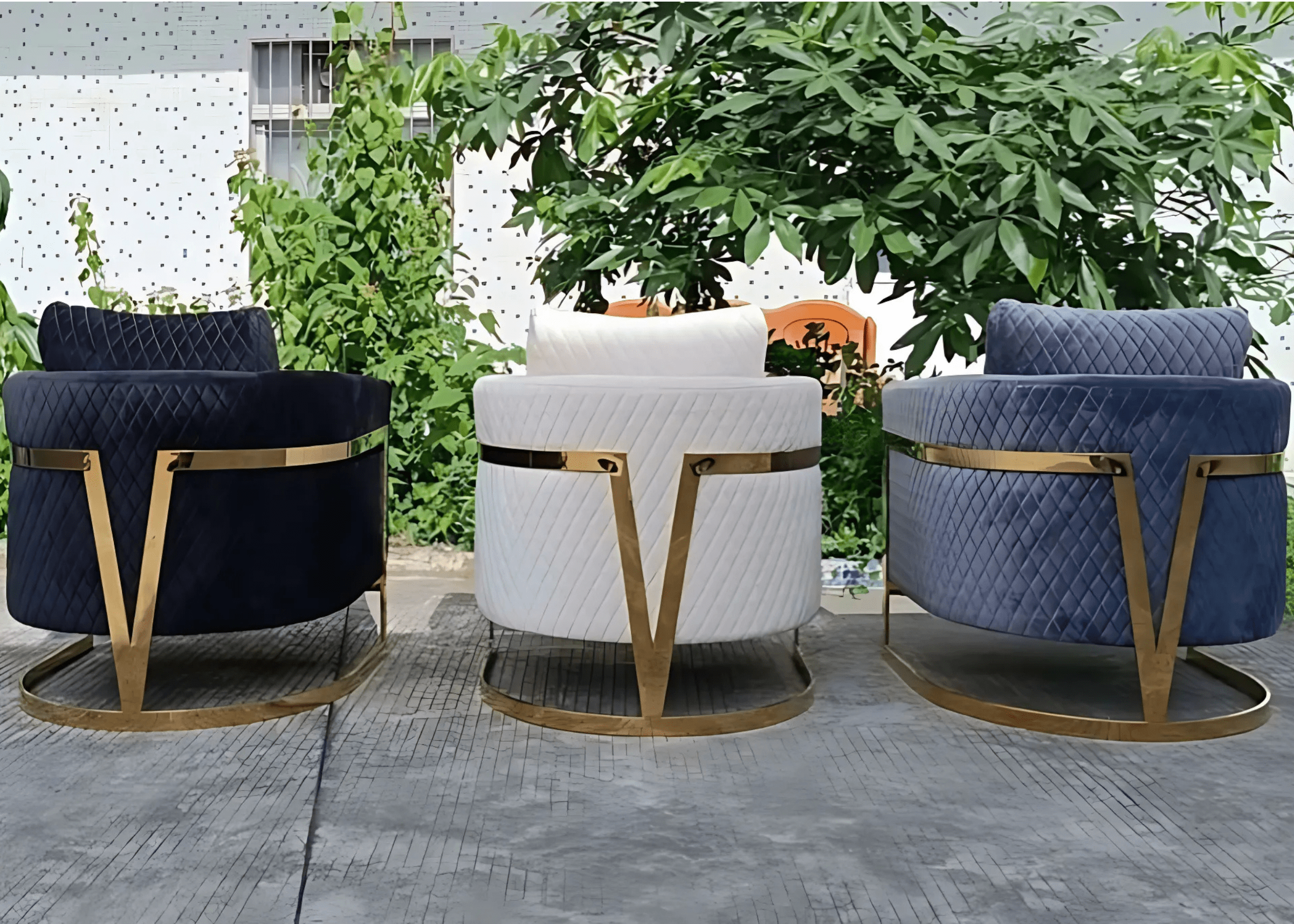 oltrona Versace luxuosa com estofado matelassê e detalhes refinados. Móvel sofisticado e acolhedor, perfeito para ambientes de alto padrão e decoração elegante.