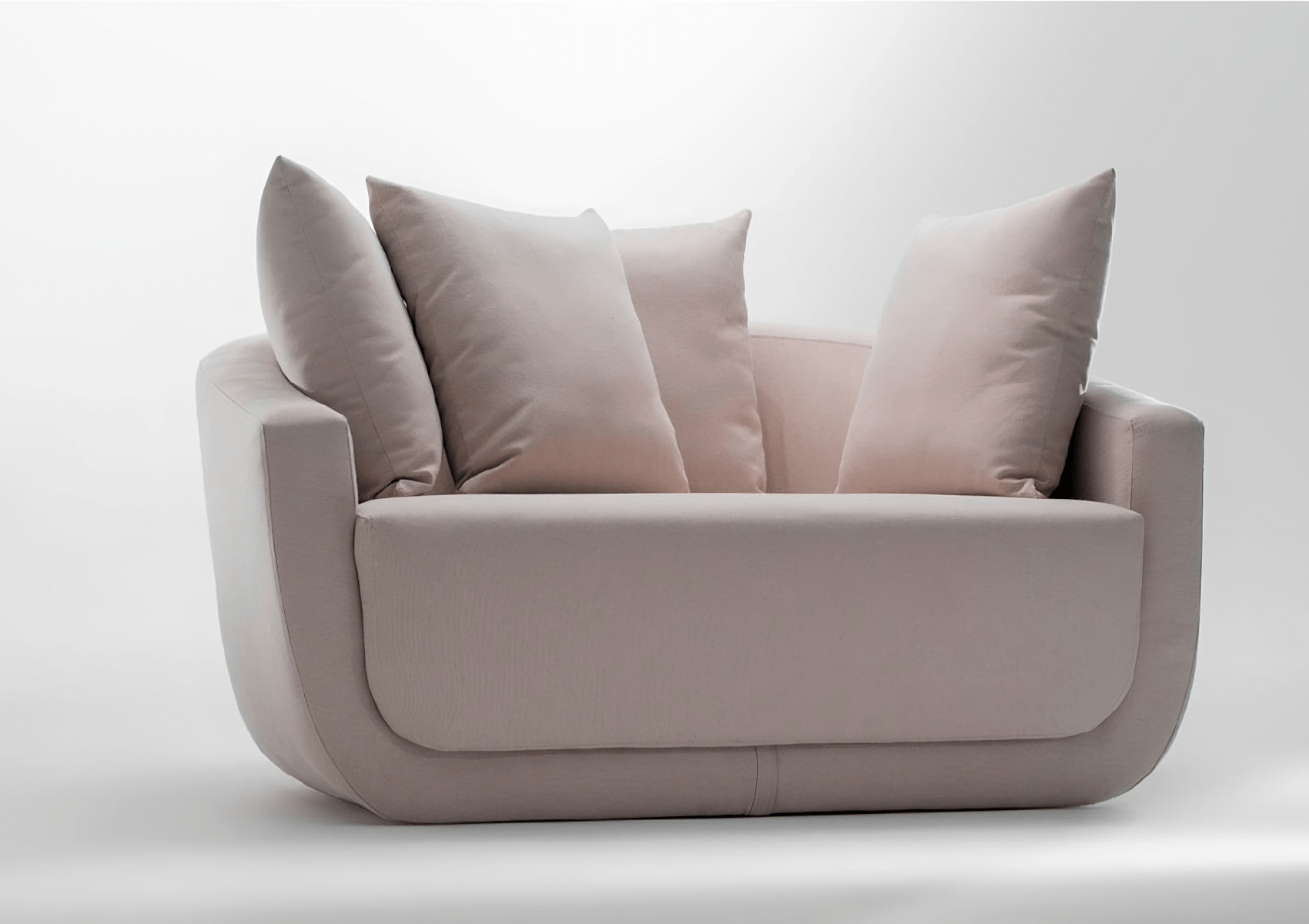 Poltrona Giratória Mari com almofadas decorativas, perfeita para adicionar um toque sofisticado a qualquer ambiente.