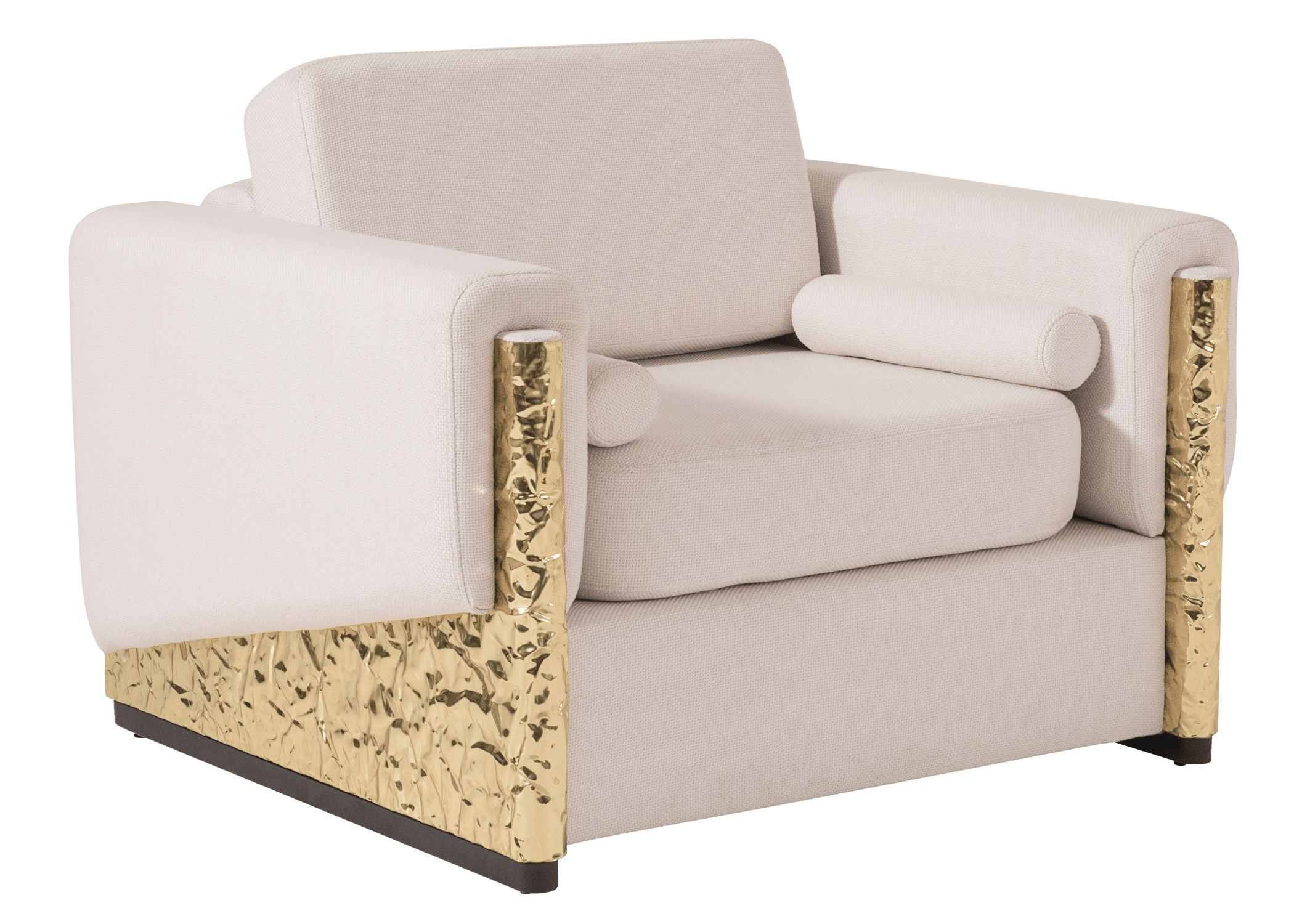 Poltrona sofisticada Luxor com braços em latão dourado e assento acolchoado, acompanhada por duas almofadas