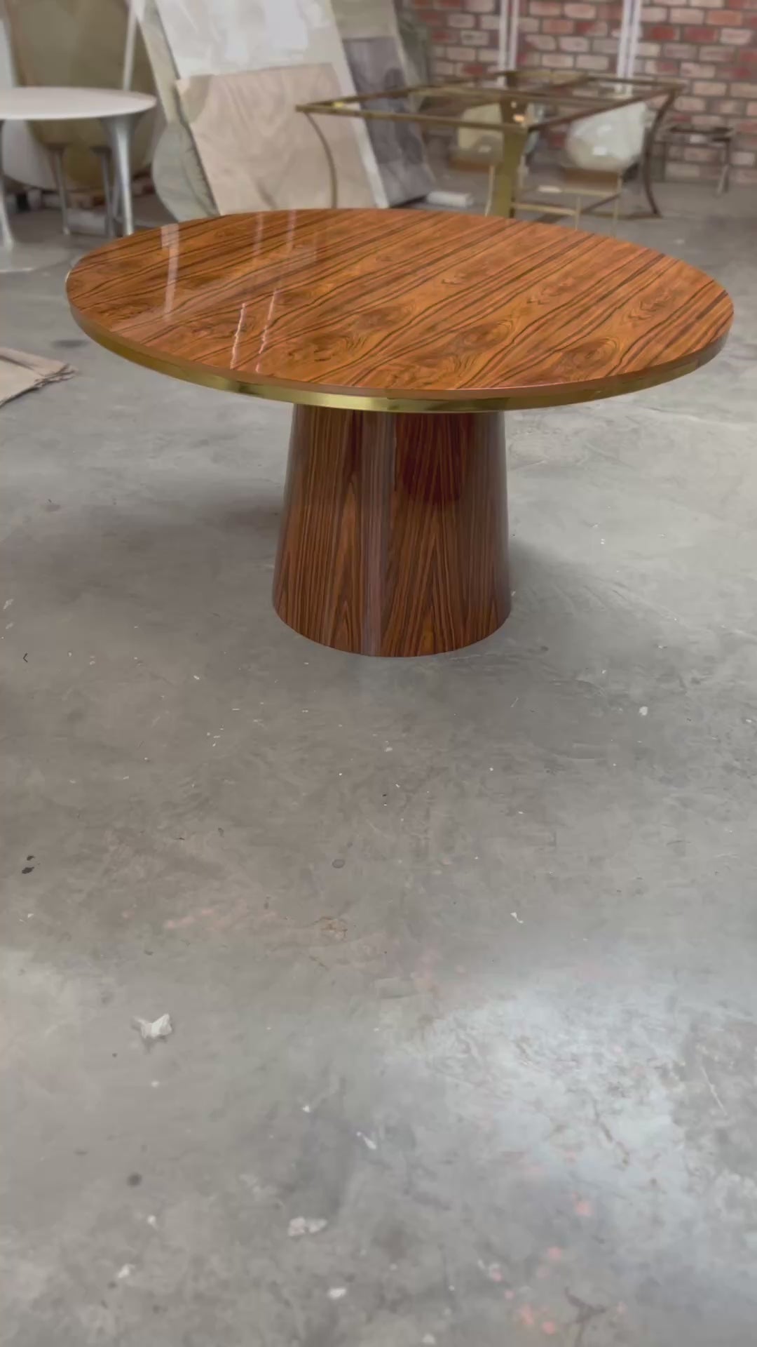 Mesa de jantar redonda em madeira com base cônica e design moderno, ideal para sala de jantar sofisticada