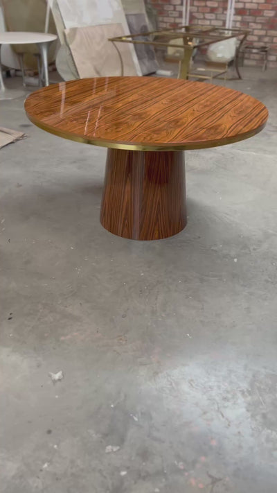 Mesa de jantar redonda em madeira com base cônica e design moderno, ideal para sala de jantar sofisticada