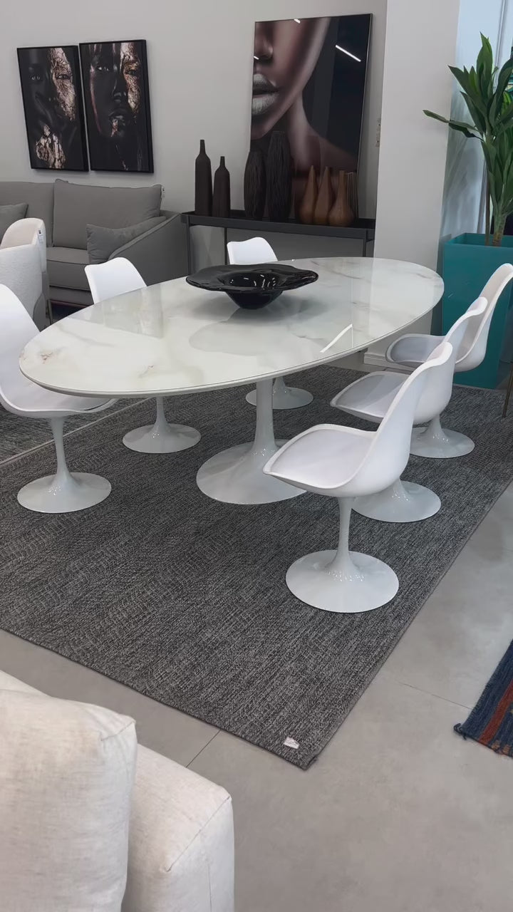 Mesa Saarinen oval com base pedestal e design moderno, ideal para sala de jantar de alto padrão.