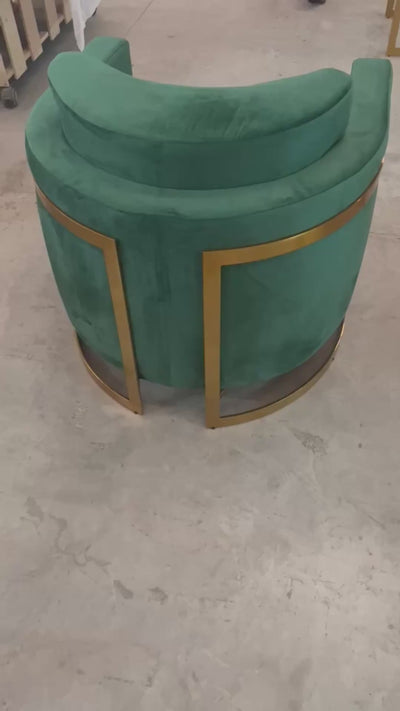 Poltrona Eldorado Slim em veludo verde com base em aço inox dourado gold, design moderno e elegante para sala de estar sofisticada