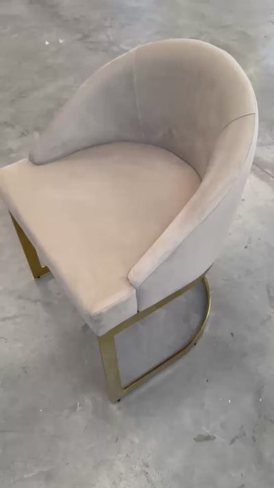 Poltrona Sofya com estrutura em aço inox dourado gold e design moderno, ideal para sala de jantar sofisticada e ambientes de alto padrão