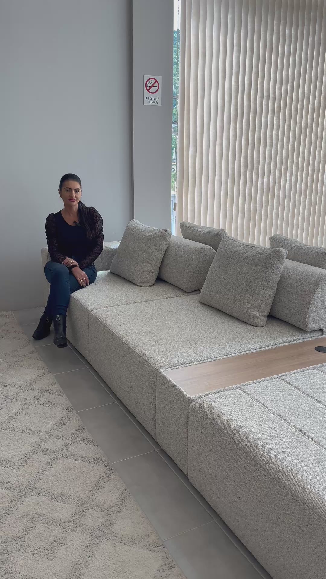 Sofá ilha automatizado Malibu com encosto reclinável, mesa em madeira jequitibá e torre USB, ideal para sala de estar sofisticada