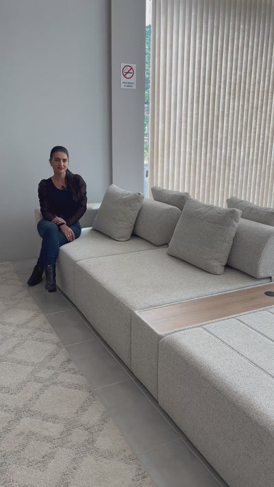 Sofá ilha automatizado Malibu com encosto reclinável, mesa em madeira jequitibá e torre USB, ideal para sala de estar sofisticada