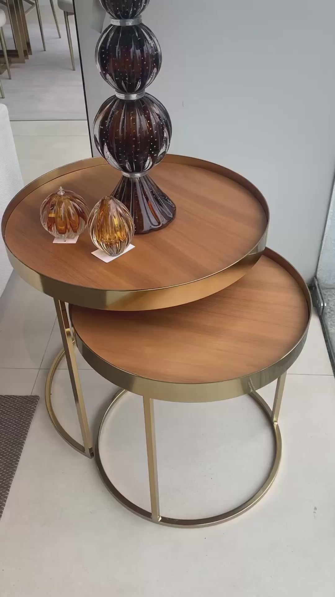 Conjunto de mesas laterais Rick com tampo em madeira nogueira e estrutura em aço carbono, ideal para sala de estar moderna e elegante.