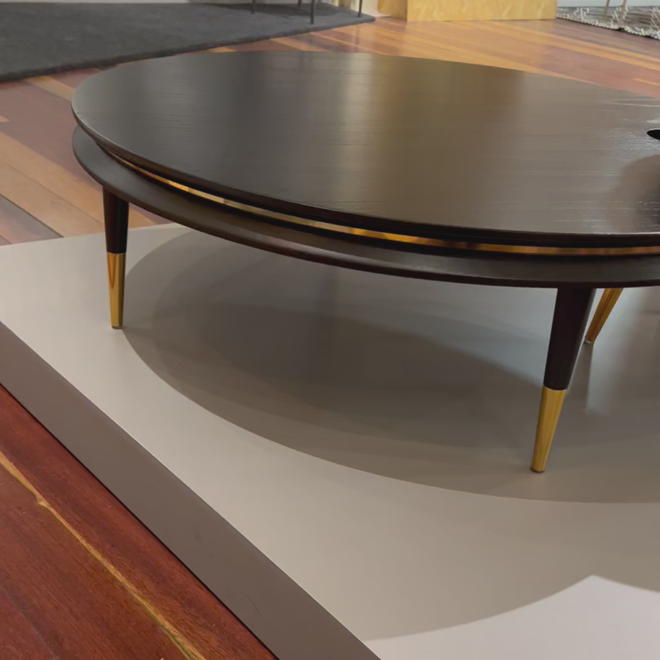 Esta mesa é uma homenagem à beleza da madeira natural e ao seu apelo rústico.
