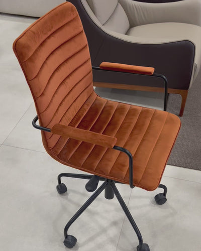 A Cadeira de Escritório Mobly é mais do que um assento; é uma experiência de trabalho ergonômica e elegante.