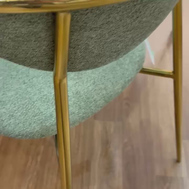 Cadeira Anello para sala de jantar sofisticada com tecido verde, base dourada.