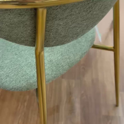 Cadeira Anello para sala de jantar sofisticada com tecido verde, base dourada.