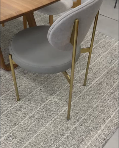 A cadeira Golf é um exemplo perfeito de elegância atemporal em design de móveis.