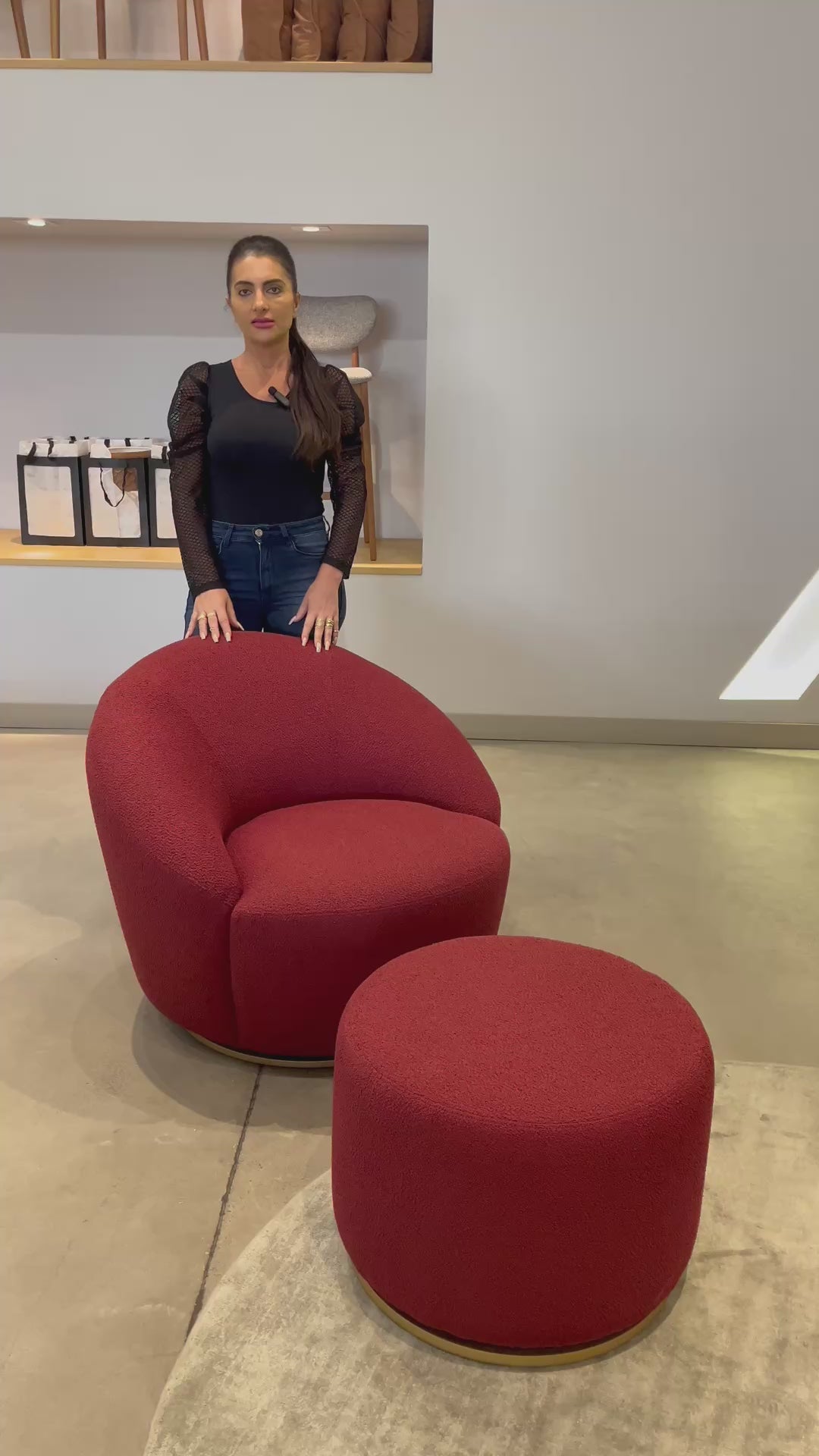 Poltrona giratória Lótus com design orgânico, estofado confortável e base giratória, ideal para sala de estar sofisticada.