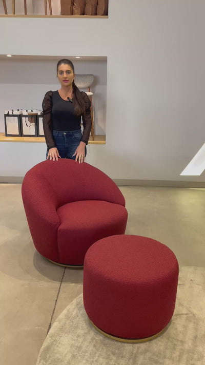 Poltrona giratória Lótus com design orgânico, estofado confortável e base giratória, ideal para sala de estar sofisticada.