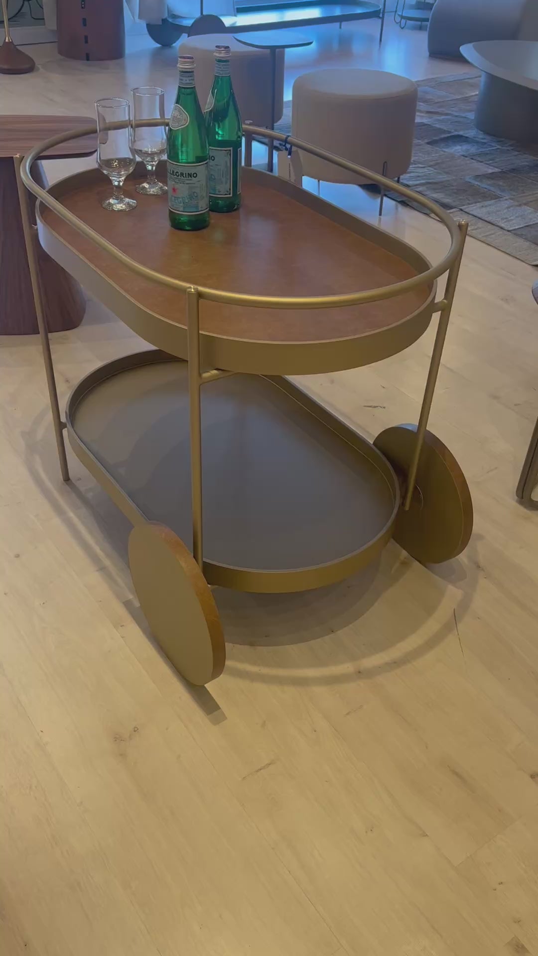 Carrinho bar Julia moderno com rodas e estrutura metálica, ideal para decorar e organizar bebidas em sala de estar sofisticada
