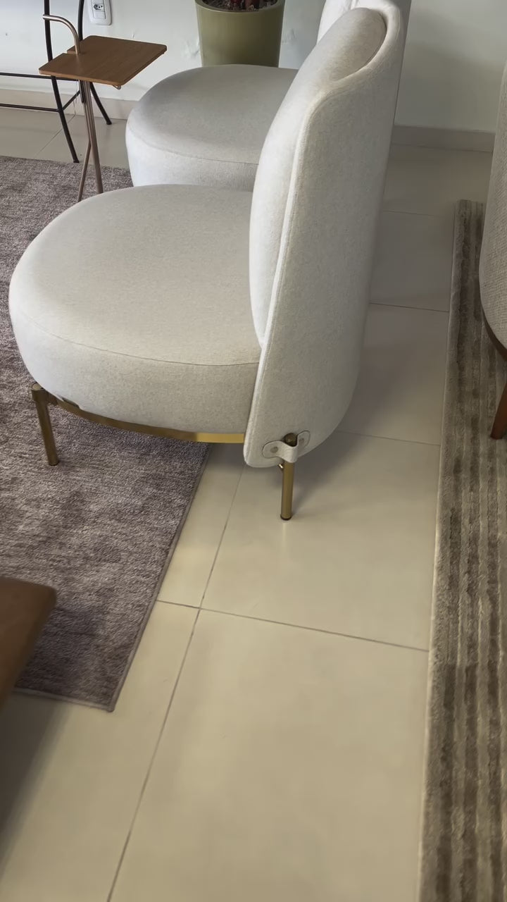 poltrona celina moderna estofada para sala de estar sofisticada com design elegante.