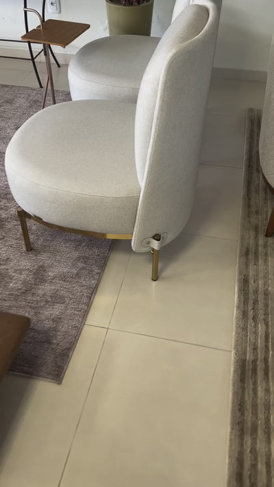 poltrona celina moderna estofada para sala de estar sofisticada com design elegante.