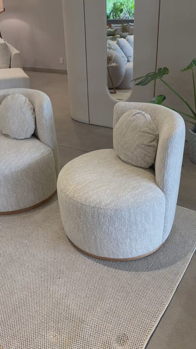 Poltrona giratória Lovely em linho com design curvo, estofado confortável e base giratória, ideal para sala de estar elegante